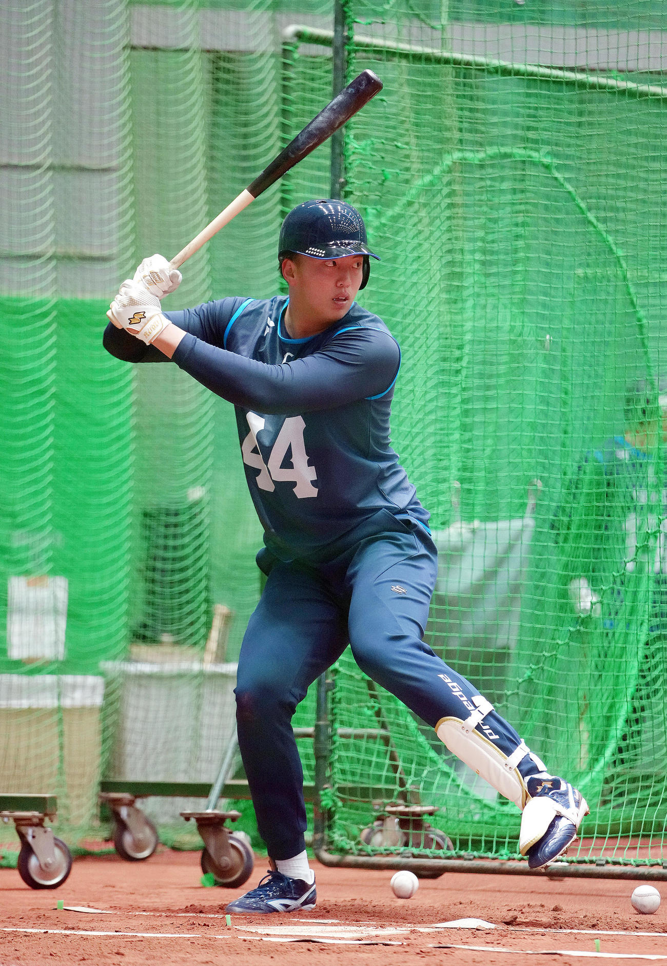 新人合同自主トレーニングで打撃練習する西武ドラフト4位日本経大・林（撮影・足立雅史）