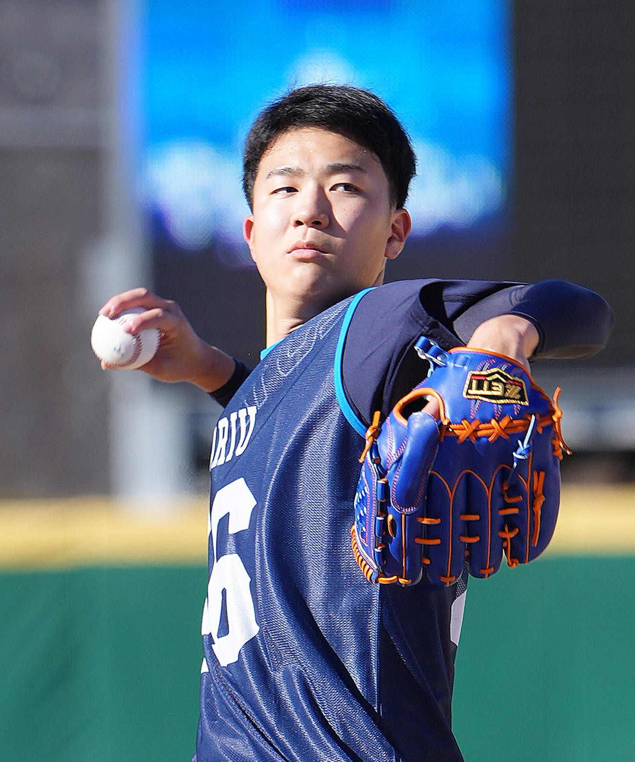 新人合同自主トレーニングでキャッチボールする西武ドラフト3位佐伯鶴城高・狩生（撮影・足立雅史）