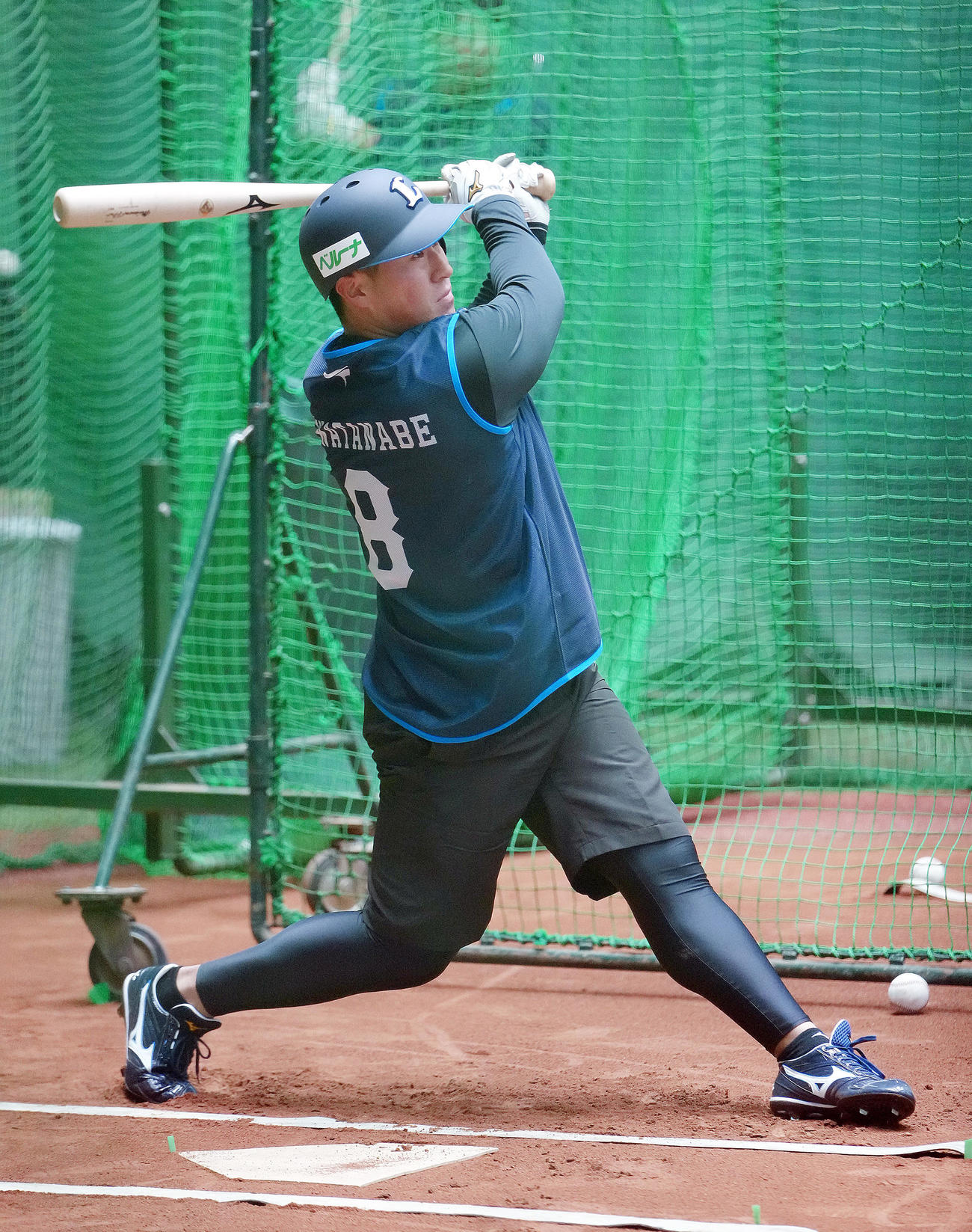 新人合同自主トレーニングで打撃練習に臨む西武ドラフト2位大商大・渡部聖（撮影・足立雅史）