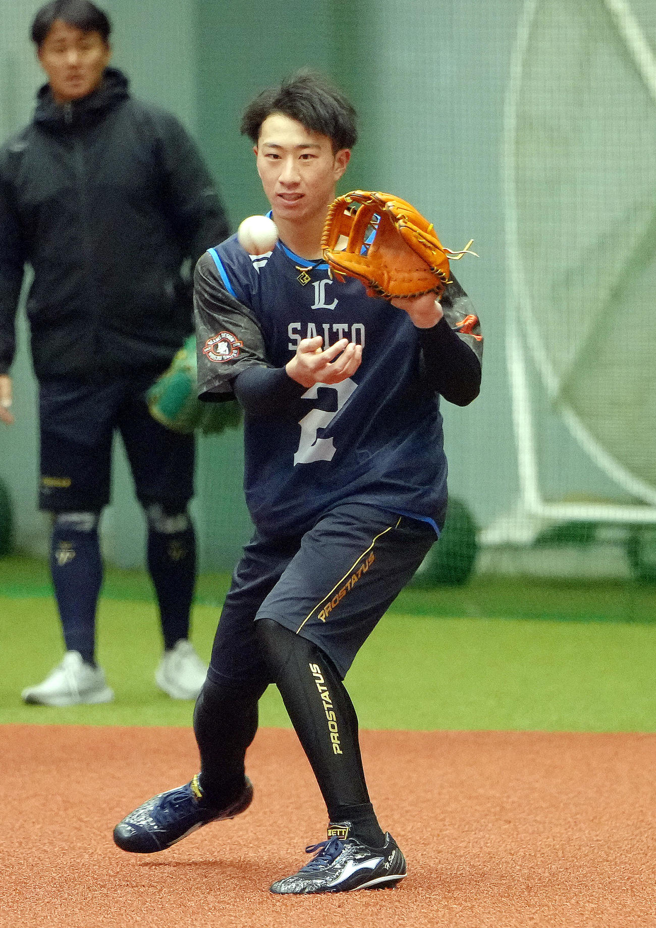 新人合同自主トレーニングでノックを受ける西武ドラフト1位金沢高・斎藤（撮影・足立雅史）