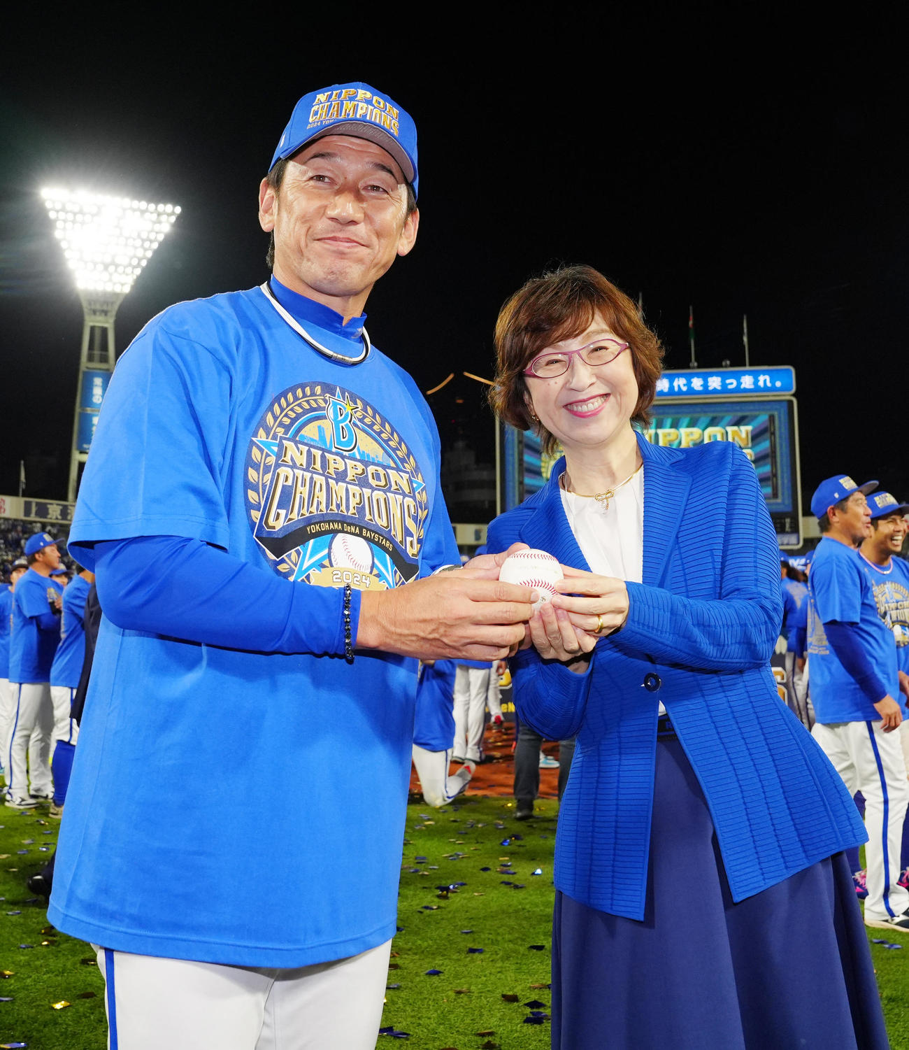 DeNA対ソフトバンク　日本一となり写真に納まるDeNA三浦監督（左）と南場オーナー（2024年11月3日撮影）