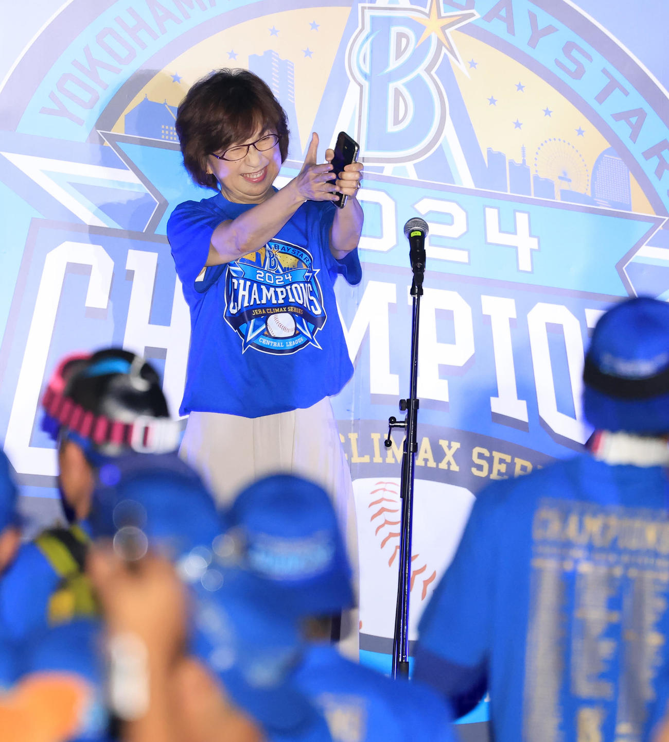 DeNA祝勝会であいさつする南場オーナー（2024年10月22日撮影）