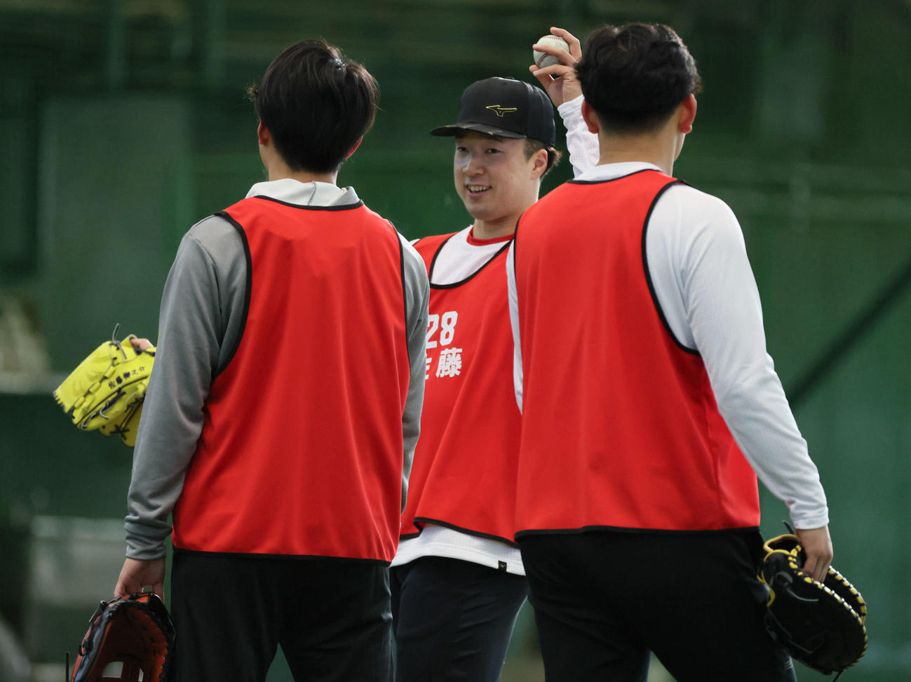 新人合同自主トレ　キャッチボール後、広島ドラフト1位の佐々木（左）、ドラフト3位の岡本（右）と話し合うドラフト2位の佐藤柳（撮影・加藤孝規）