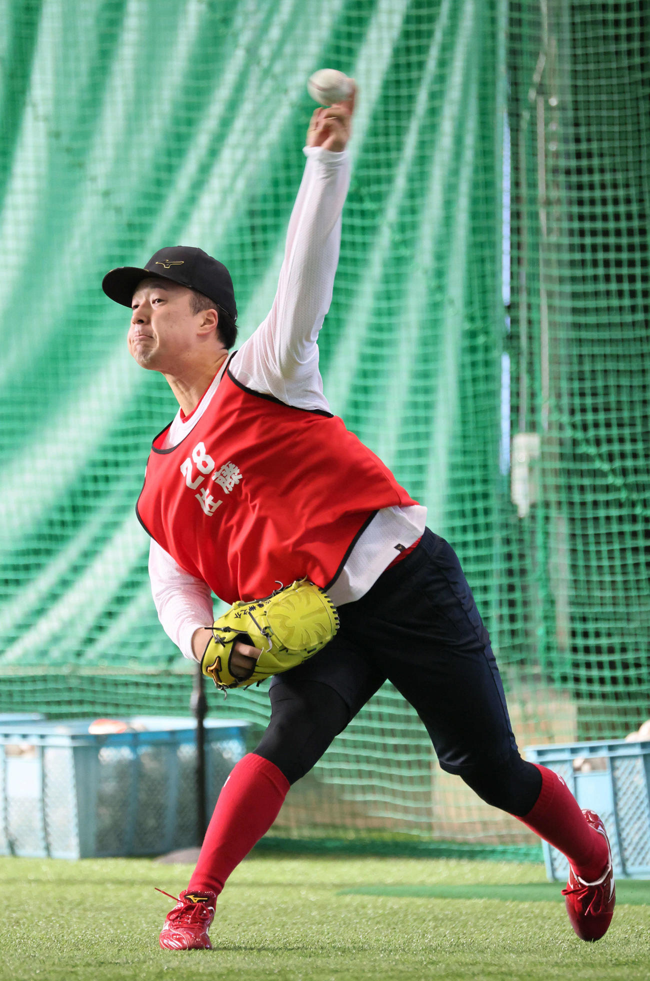 新人合同自主トレでキャッチボールをする広島ドラフト2位の佐藤柳（撮影・加藤孝規）