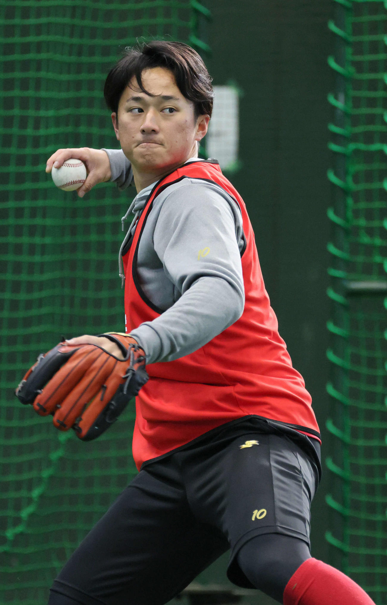 新人合同自主トレでキャッチボールをする広島ドラフト1位の佐々木（撮影・加藤孝規）