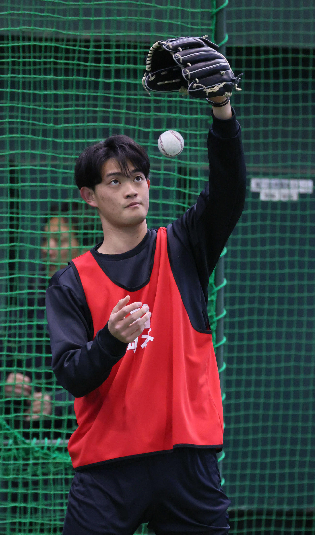 新人合同自主トレでキャッチボールをする広島ドラフト3位の岡本（撮影・加藤孝規）