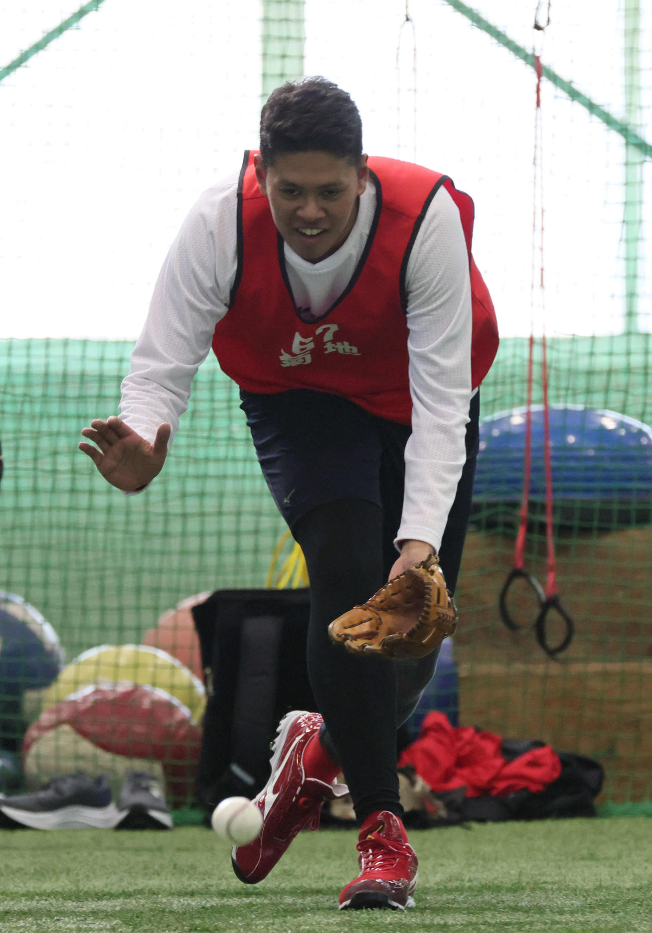 新人合同自主トレ　ノックを受ける広島ドラフト5位の菊地（撮影・加藤孝規）