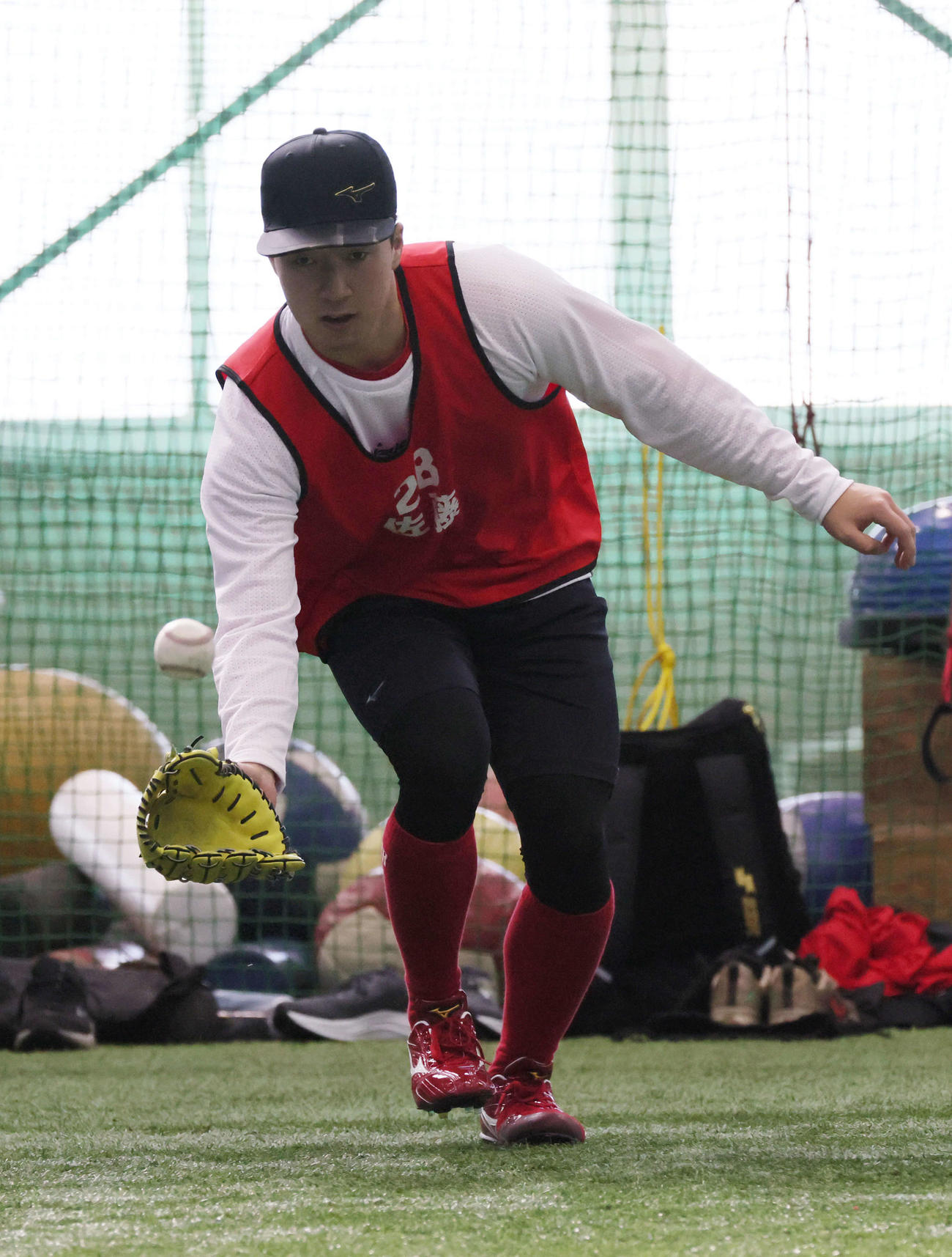 新人合同自主トレ　ノックを受ける広島ドラフト2位の佐藤柳（撮影・加藤孝規）