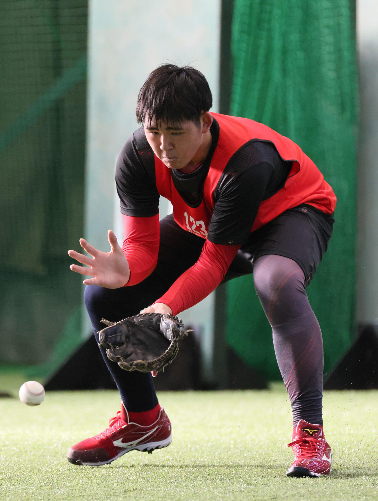 新人合同自主トレ　ノックを受ける広島育成1位の小船（撮影・加藤孝規）