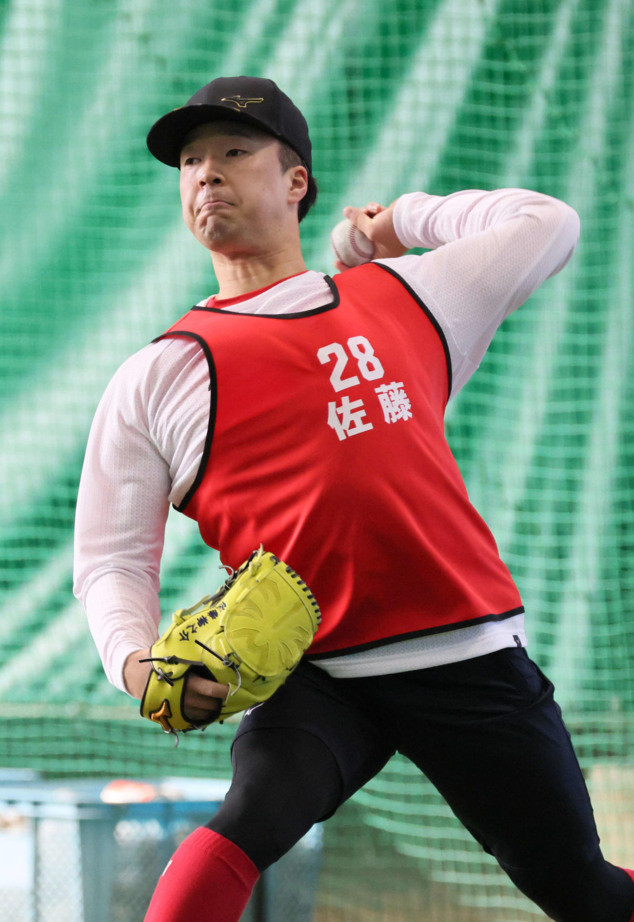 新人合同自主トレでキャッチボールをする広島ドラフト2位の佐藤柳（撮影・加藤孝規）