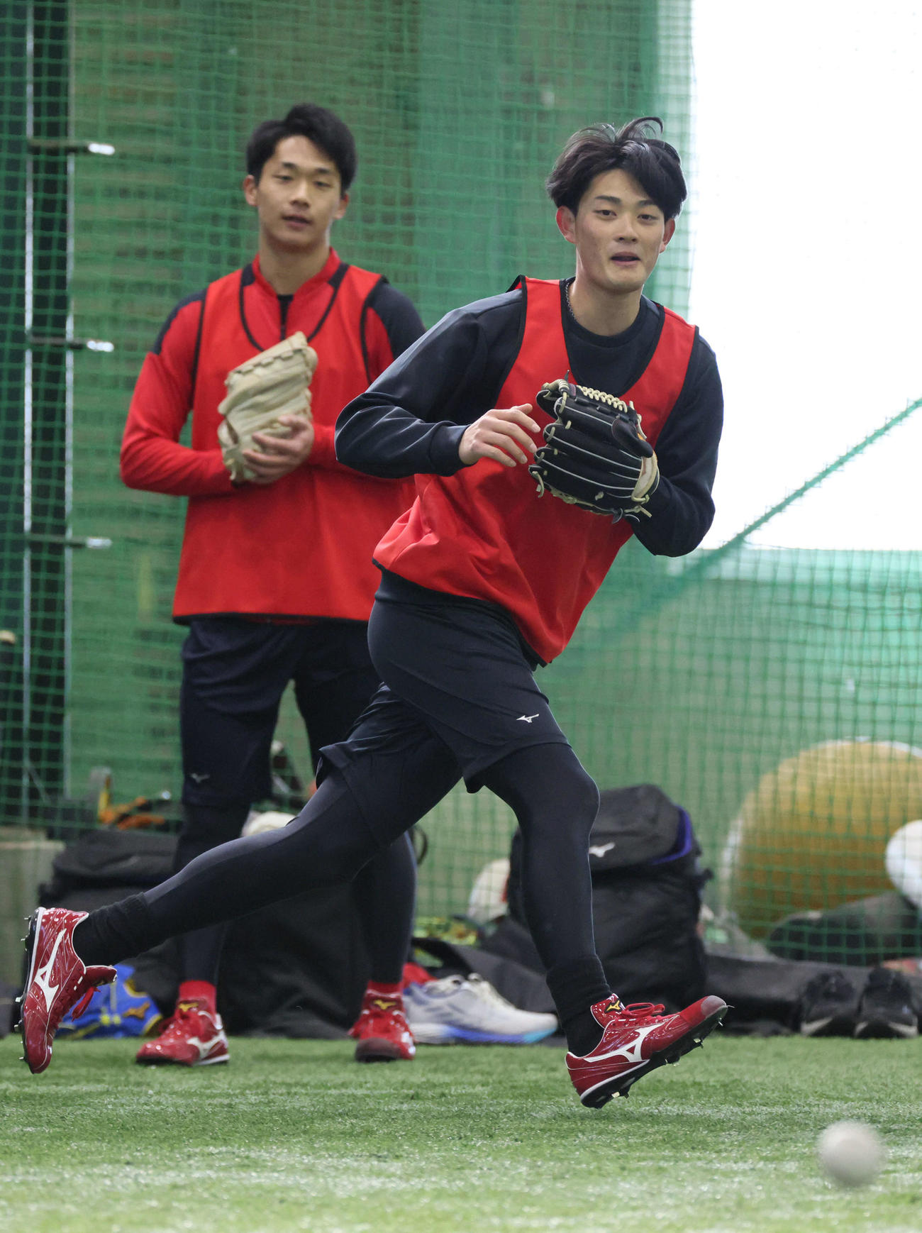 新人合同自主トレ　ノックを受ける広島ドラフト3位の岡本。（左）は育成2位の竹下（撮影・加藤孝規）