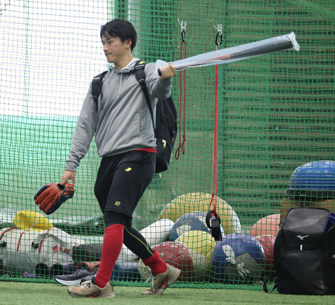 新人合同自主トレ　ビニール袋に入ったままのバットを素振りする広島ドラフト1位の佐々木（撮影・加藤孝規）