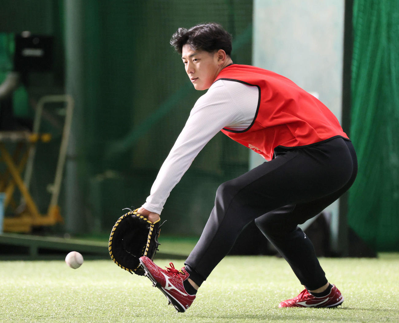 新人合同自主トレ　ノックを受ける広島ドラフト4位の渡辺（撮影・加藤孝規）