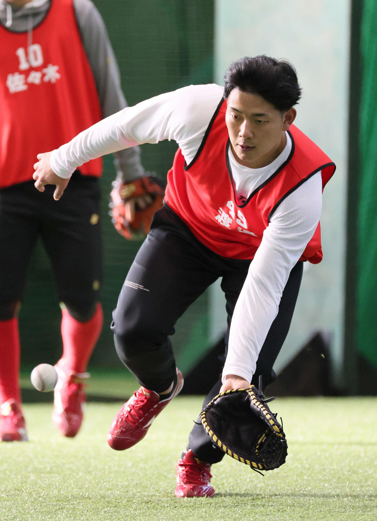 新人合同自主トレ　ノックを受ける広島ドラフト4位の渡辺（撮影・加藤孝規）