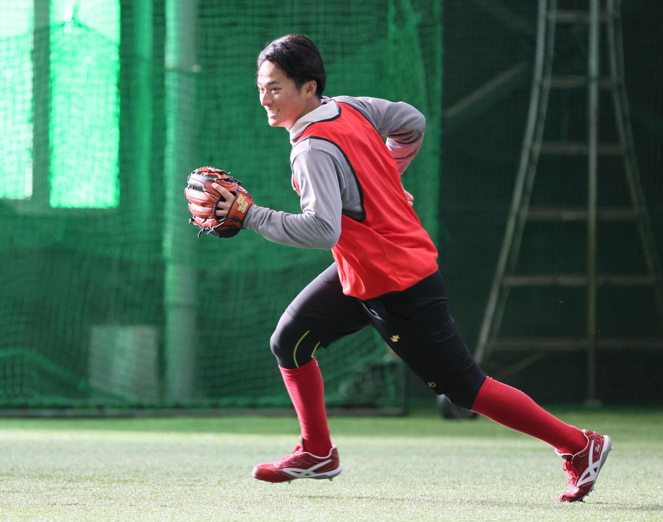 新人合同自主トレ　ノックを受ける広島ドラフト1位の佐々木（撮影・加藤孝規）