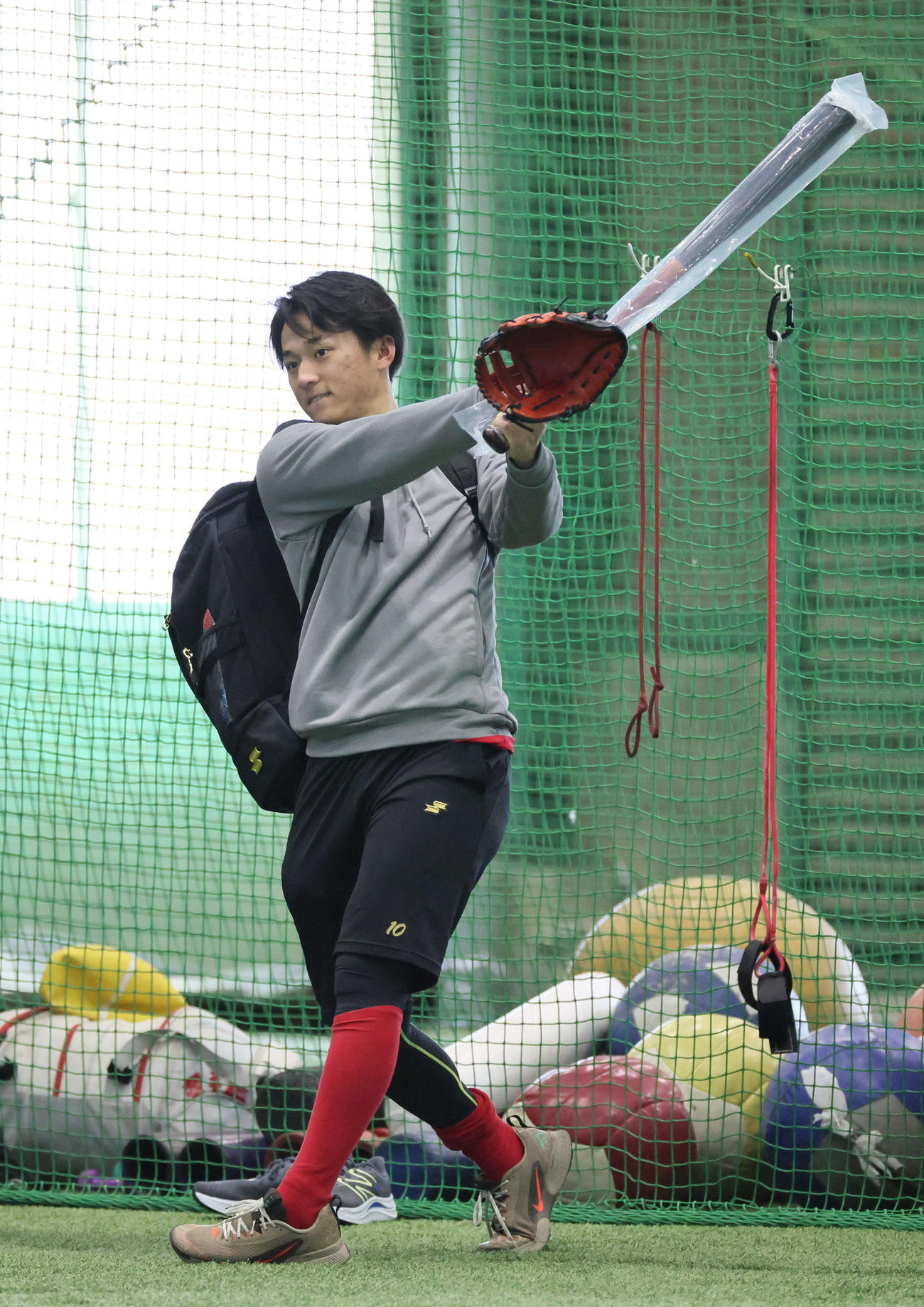 新人合同自主トレ　ビニール袋に入ったままのバットを素振りする広島ドラフト1位の佐々木（撮影・加藤孝規）