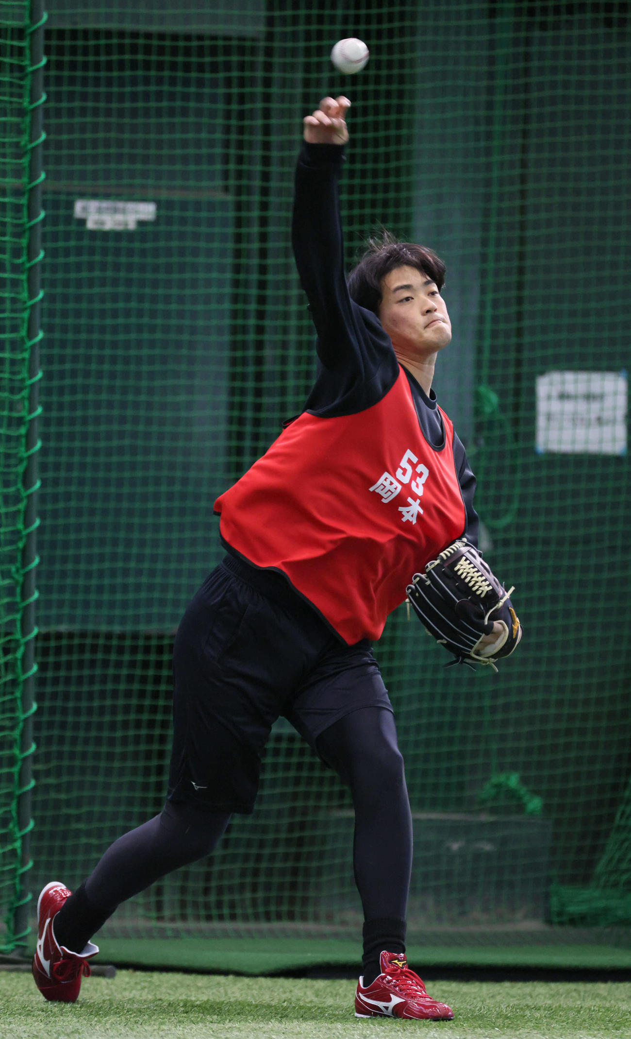 新人合同自主トレでキャッチボールをする広島ドラフト3位の岡本（撮影・加藤孝規）