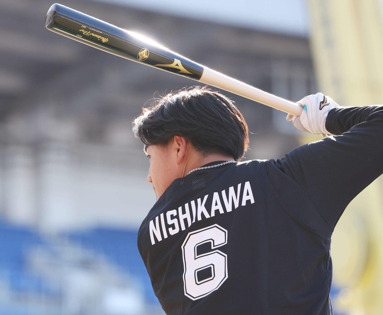 新人合同自主トレでトス打撃をするロッテドラフト1位の西川（撮影・宮地輝）