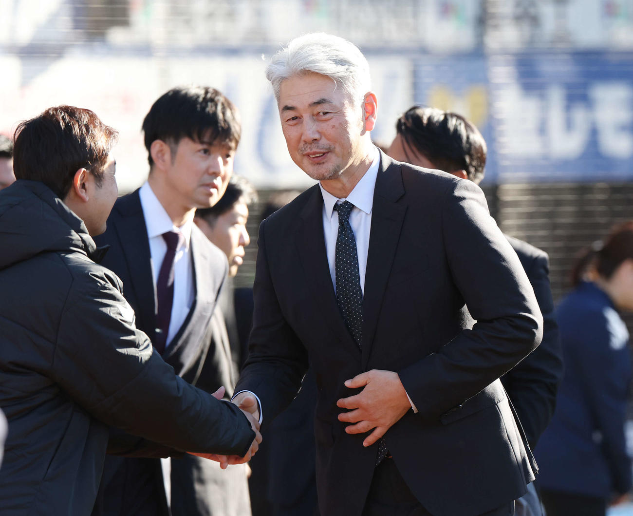 新人合同自主トレで握手するロッテ吉井監督（撮影・宮地輝）