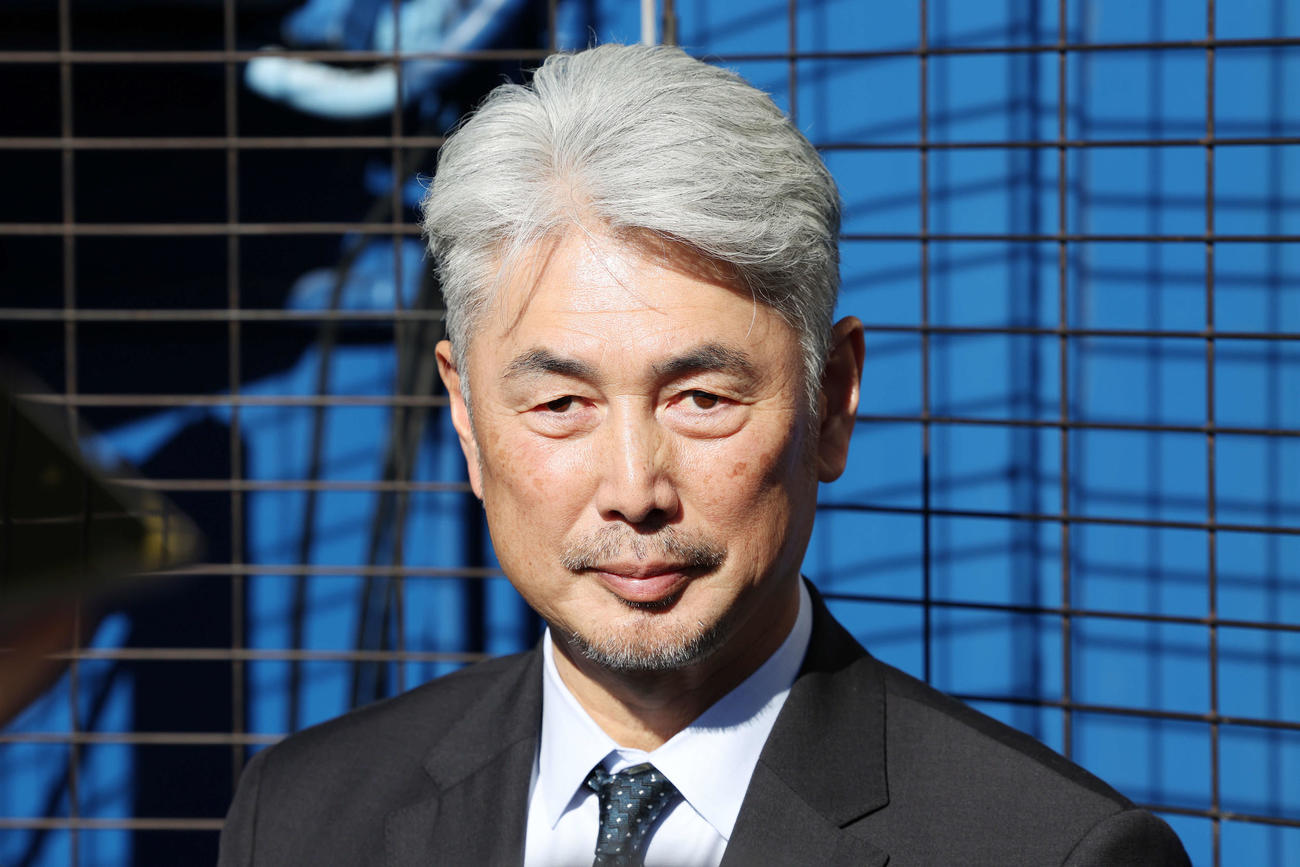 新人合同自主トレを終え記者の質問に答えるロッテ吉井監督（撮影・宮地輝）