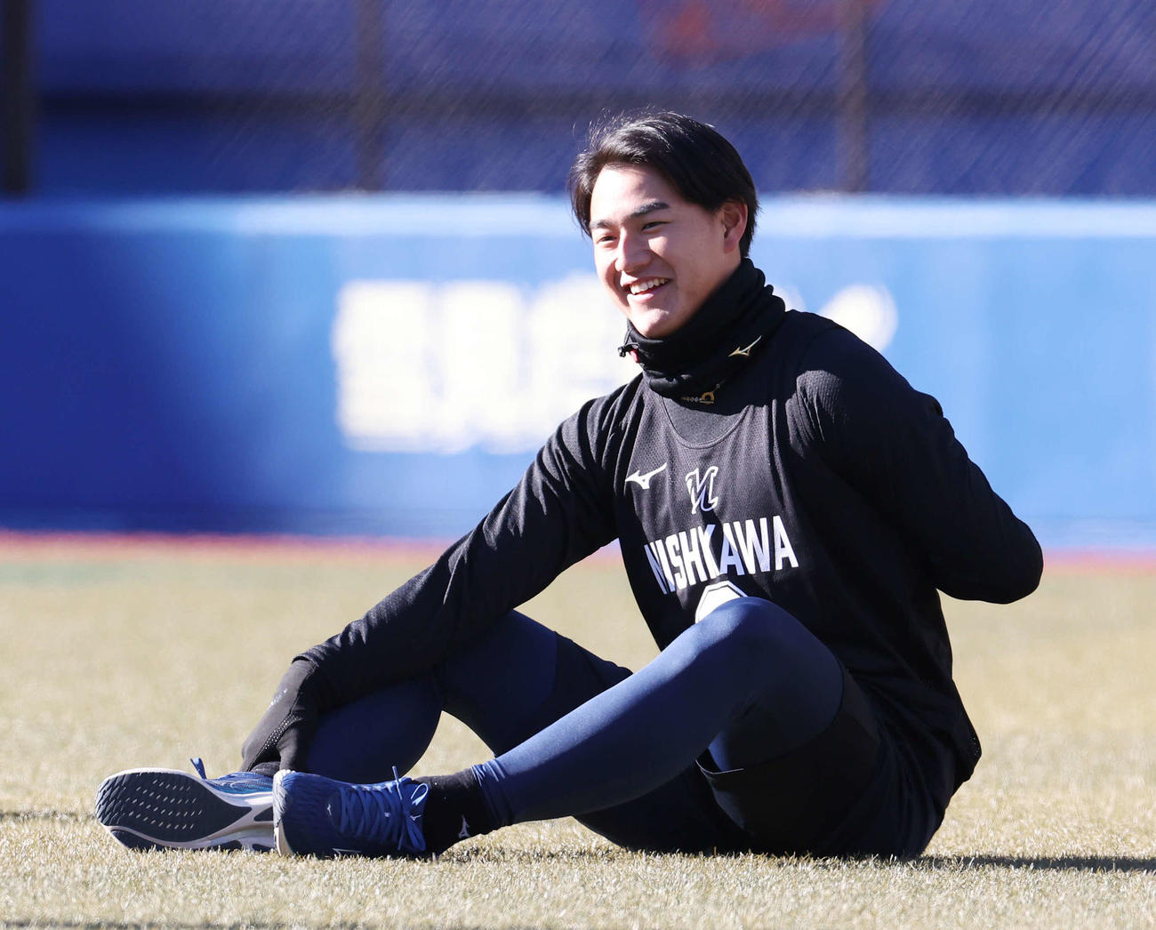 新人合同自主トレで笑顔を見せるロッテドラフト1位の西川（撮影・宮地輝）