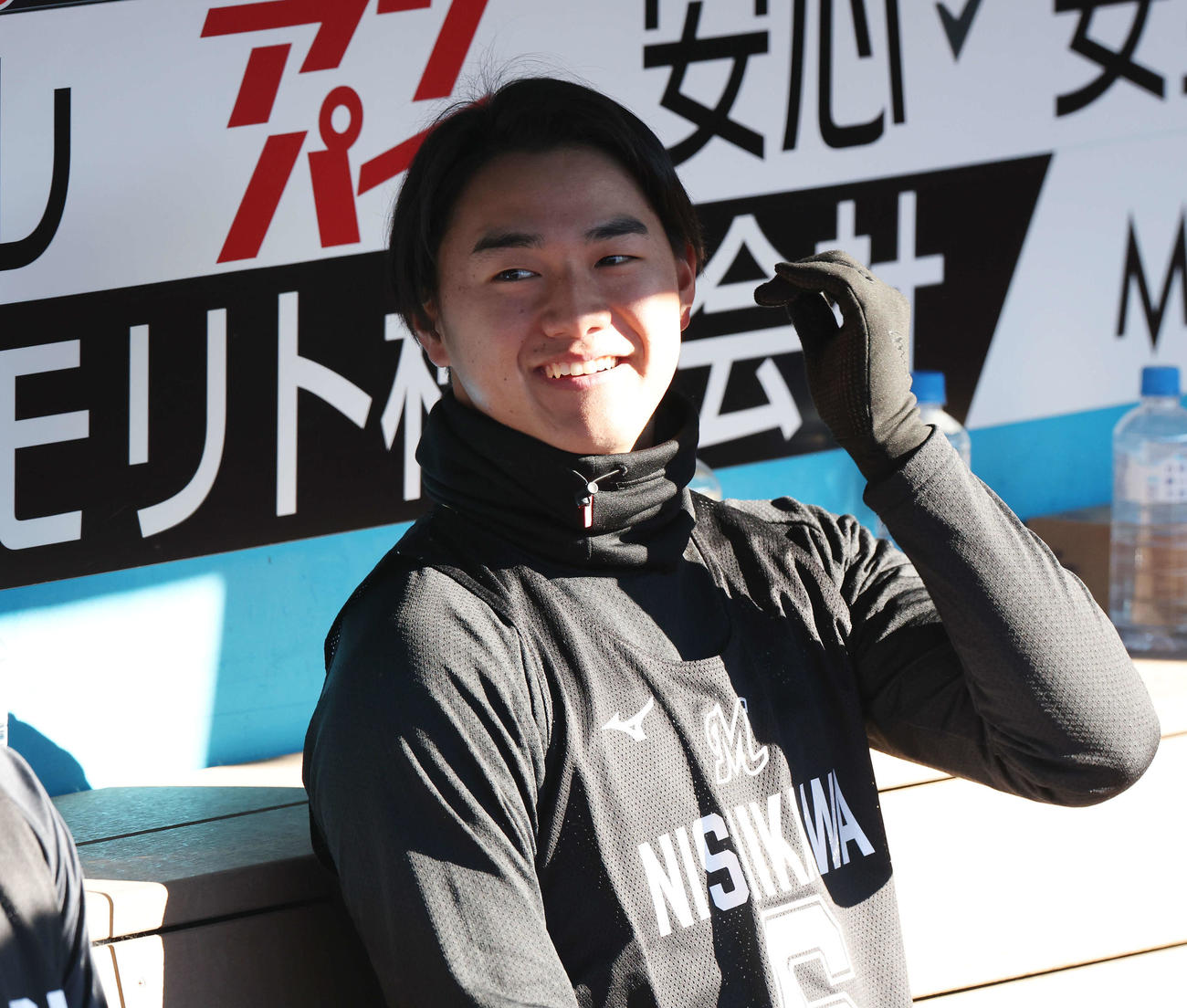 新人合同自主トレで笑顔を見せるロッテドラフト1位の西川（撮影・宮地輝）