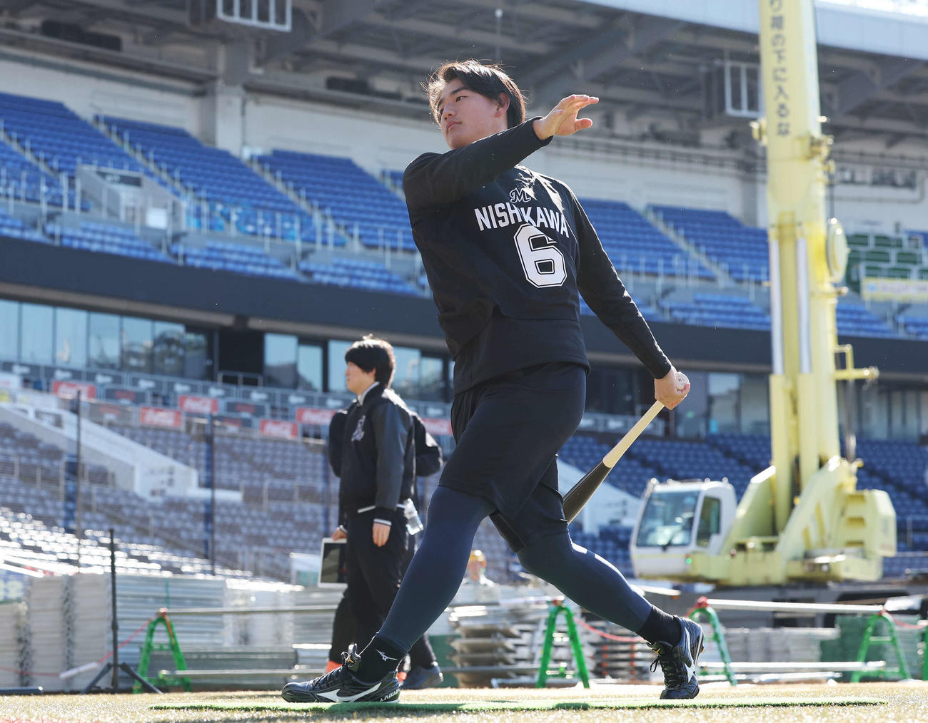 新人合同自主トレで素手でトス打撃をするロッテドラフト1位の西川（撮影・宮地輝）