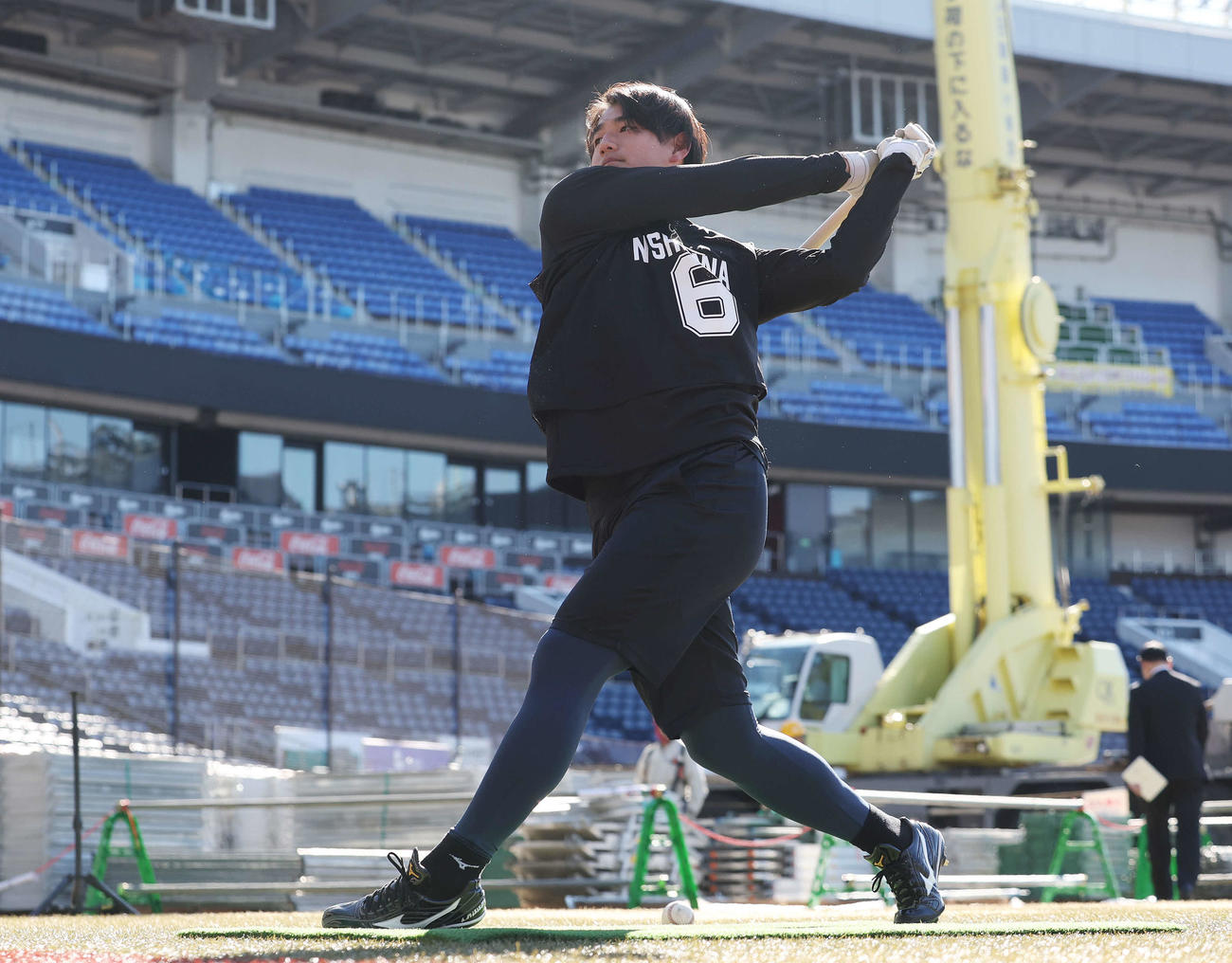 新人合同自主トレでトス打撃をするロッテドラフト1位の西川（撮影・宮地輝）
