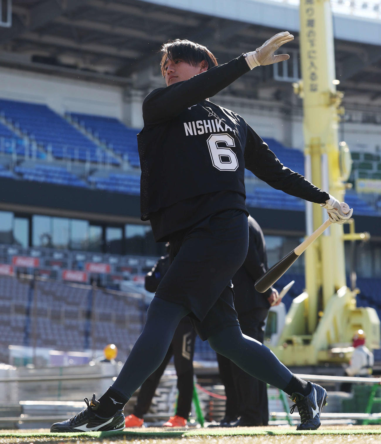 新人合同自主トレでトス打撃をするロッテドラフト1位の西川（撮影・宮地輝）