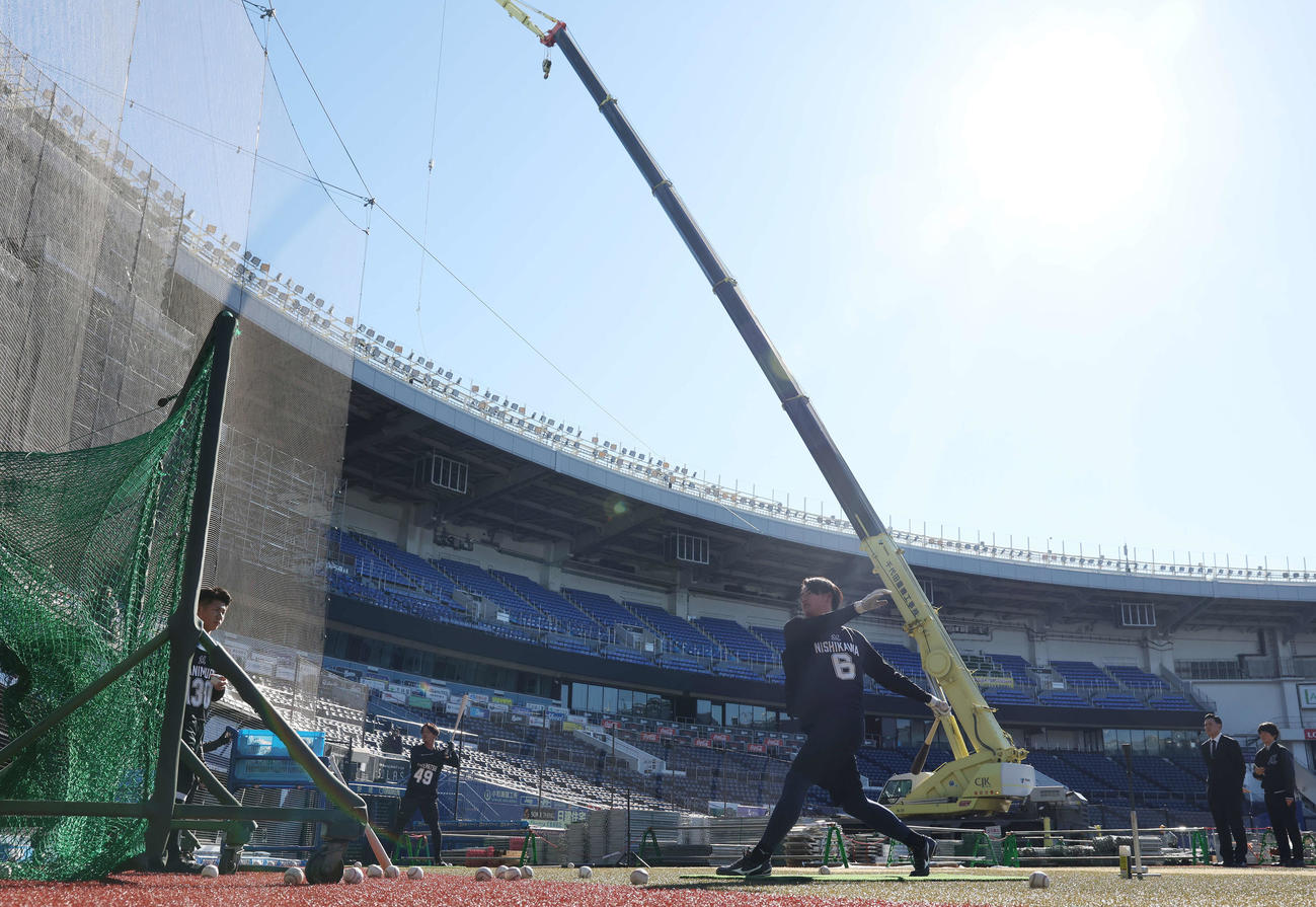 新人合同自主トレでトス打撃をするロッテドラフト1位の西川（撮影・宮地輝）