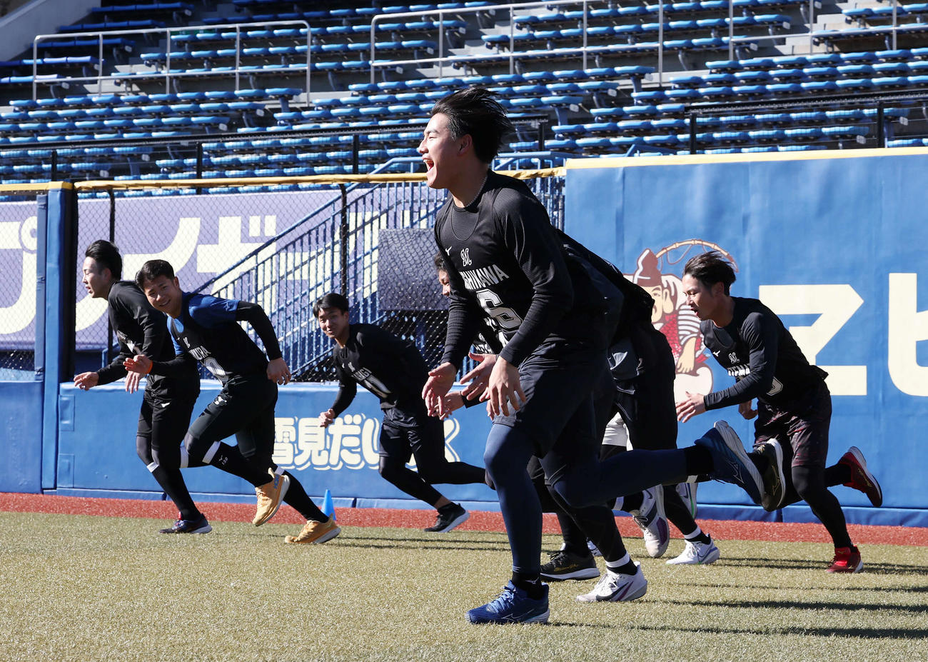 新人合同自主トレで声を出しポール間走をするロッテドラフト1位の西川（手前）ら（撮影・宮地輝）