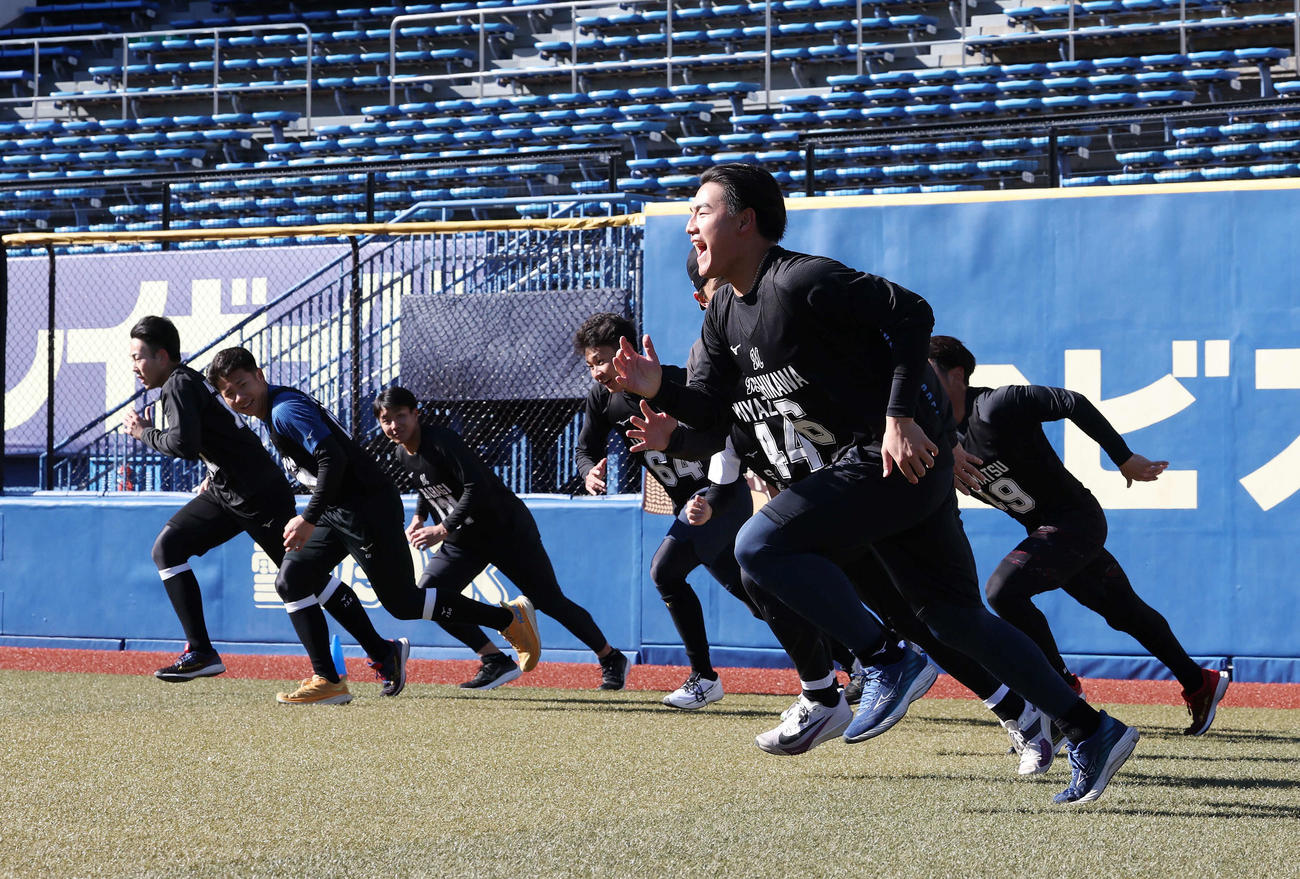 新人合同自主トレで声を出しポール間走をするロッテドラフト1位の西川（手前）ら（撮影・宮地輝）