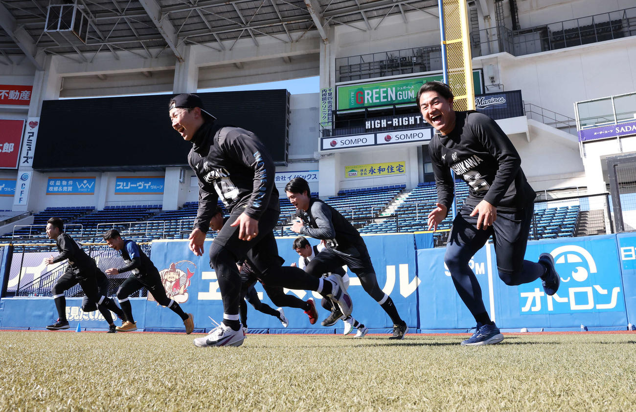 新人合同自主トレで声を出しポール間走をするロッテドラフト1位の西川（右端）ら（撮影・宮地輝）