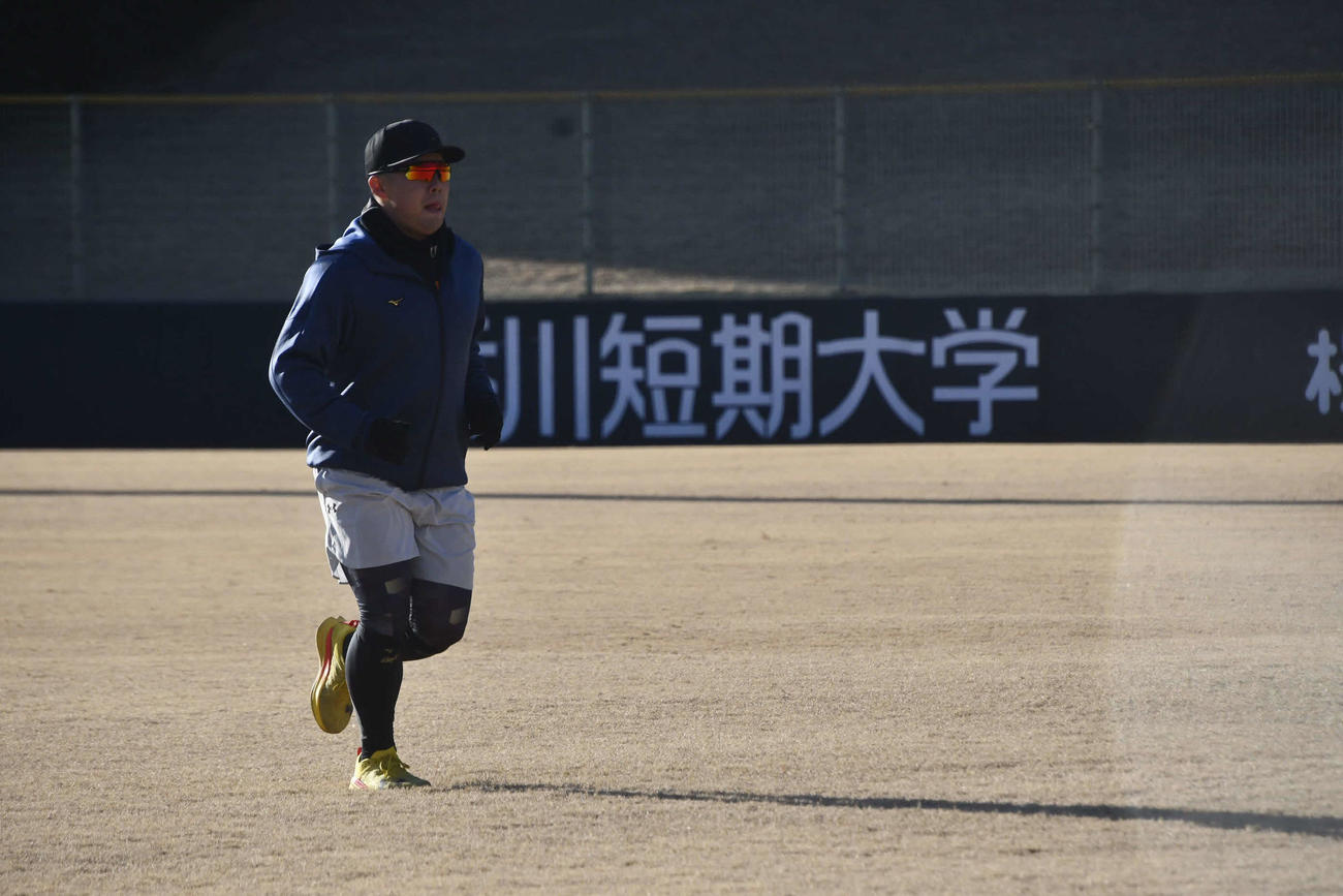 単身自主トレの様子を公開した巨人浅野（撮影・平山連）