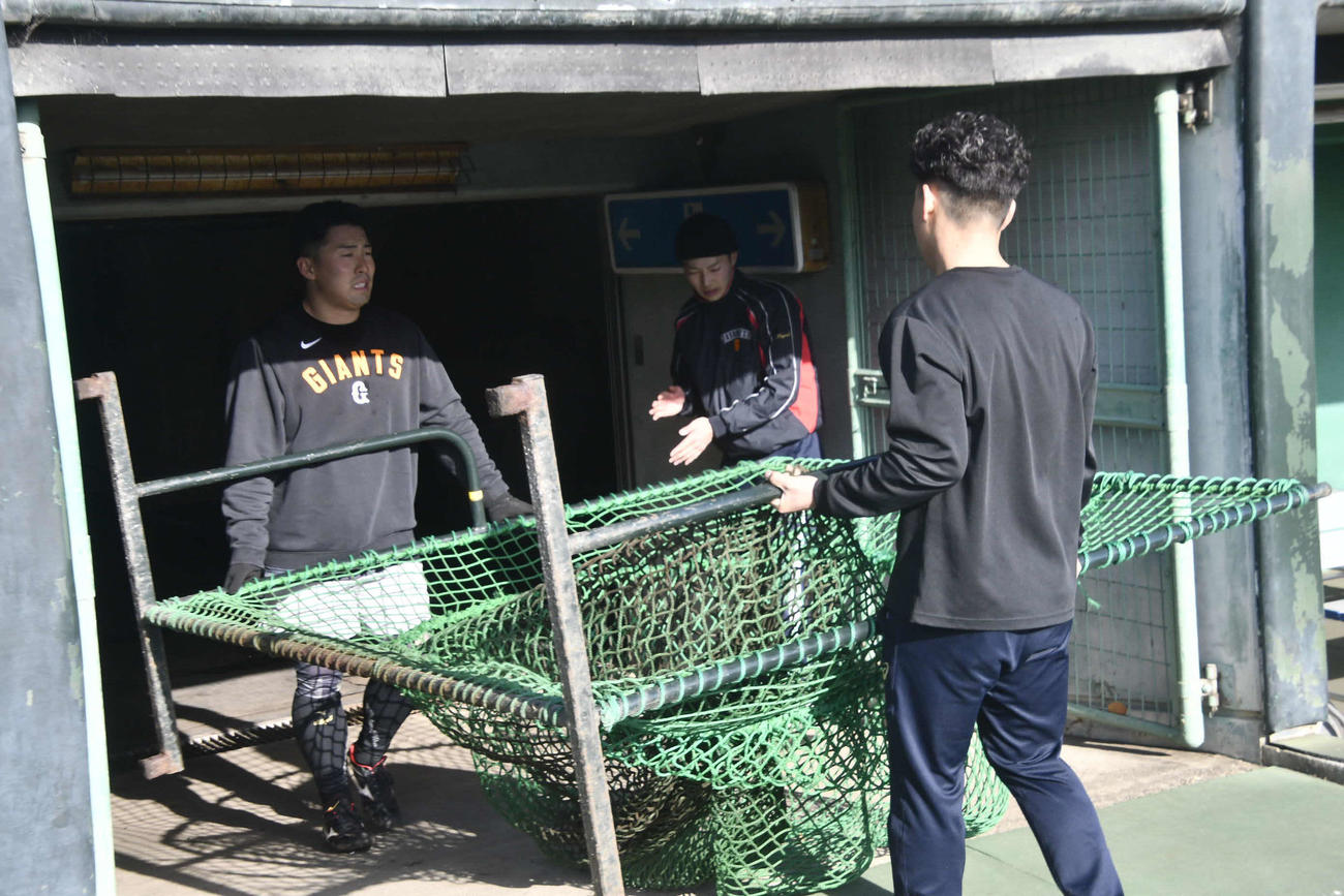 単身自主トレで打撃練習の準備をする巨人浅野（撮影・平山連）