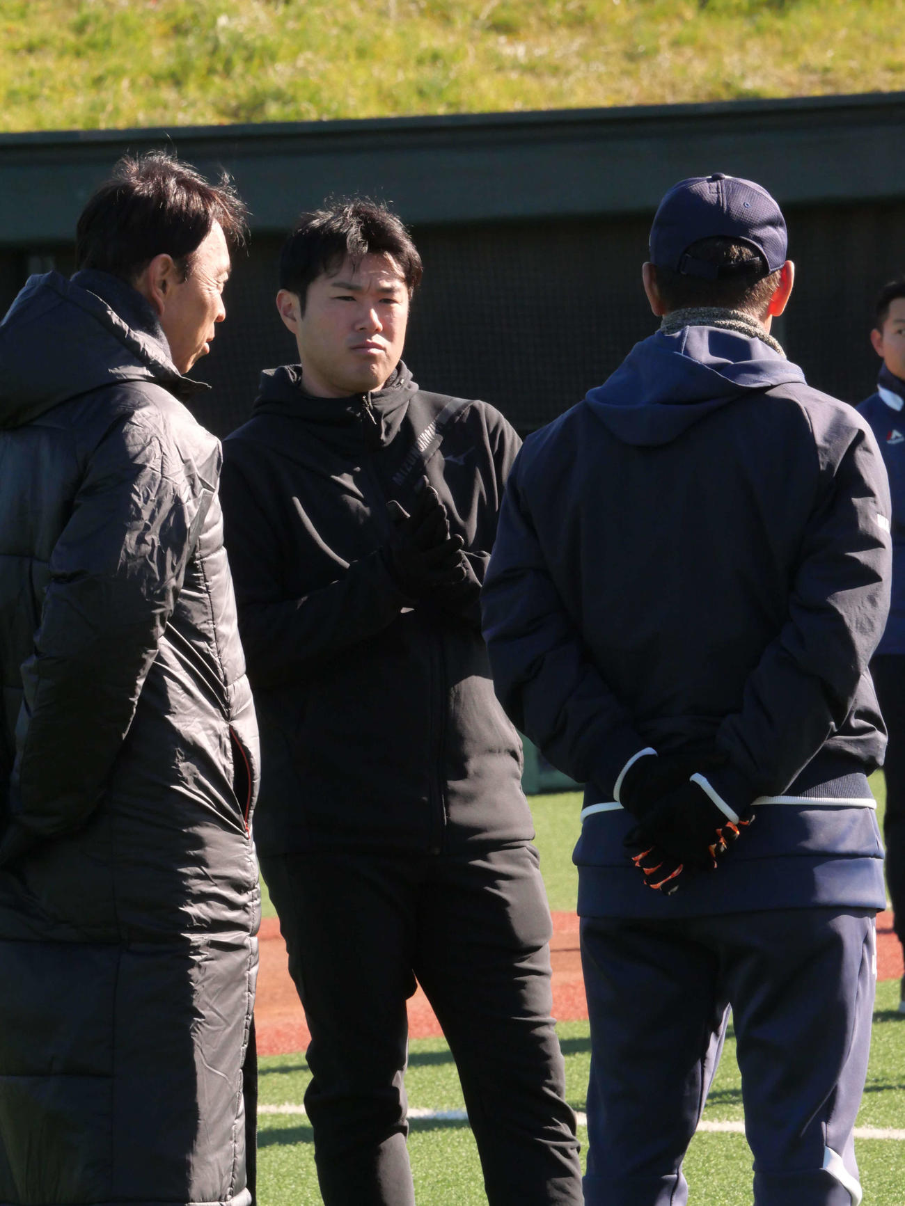 ヤクルト小川GM（左）らと話をする由規2軍投手兼育成担当コーチ（中央）（撮影・上田悠太）