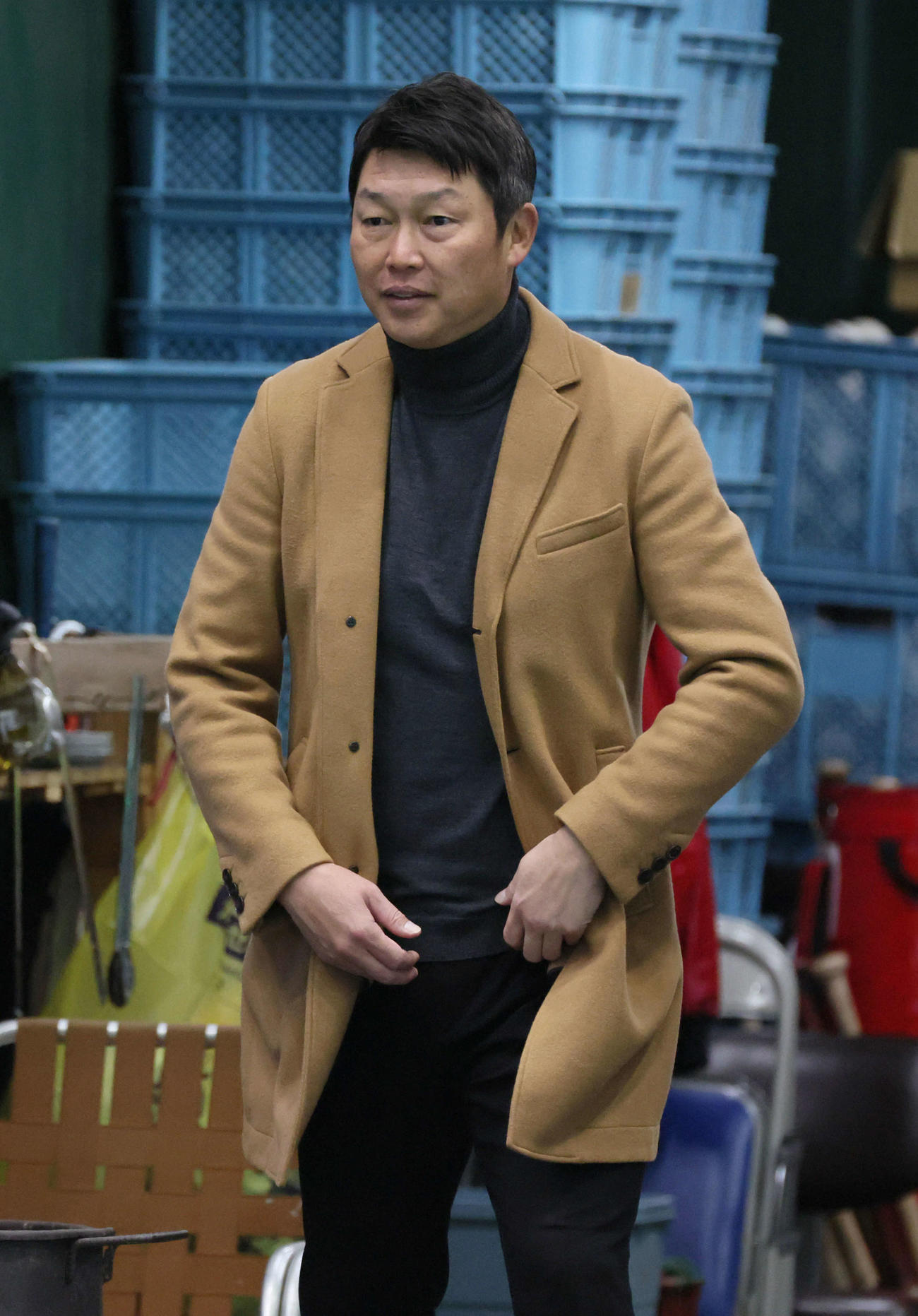 新人合同自主トレを視察する広島新井監督（左）（撮影・加藤孝規）