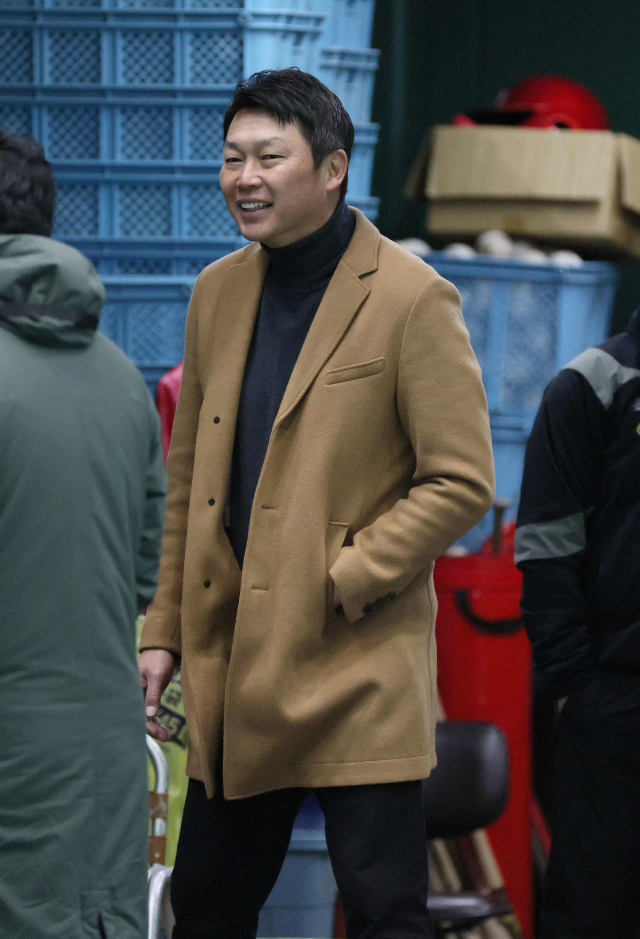 新人合同自主トレを視察する広島新井監督（左）（撮影・加藤孝規）