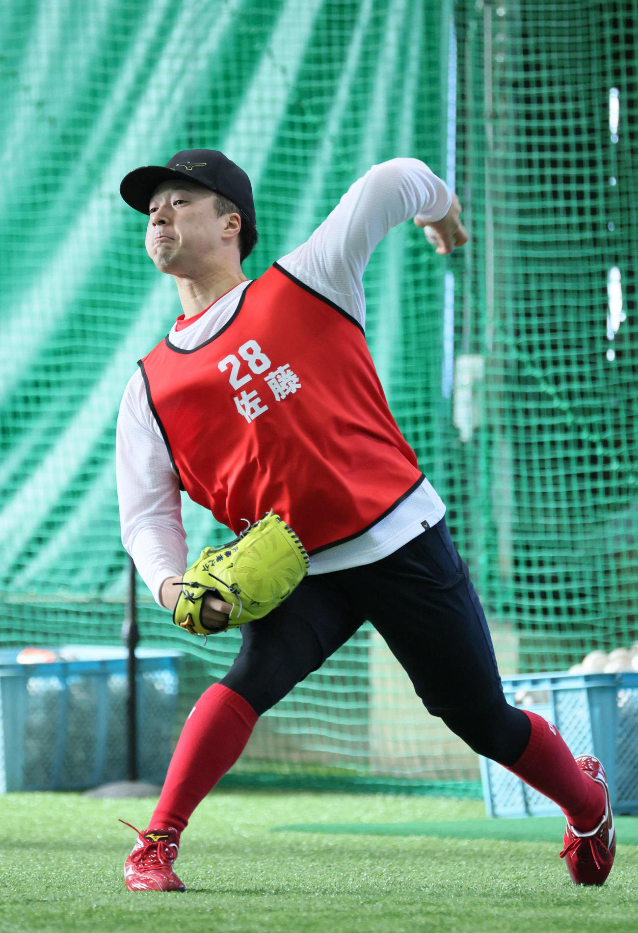 新人合同自主トレでキャッチボールをする広島ドラフト2位の佐藤柳（撮影・加藤孝規）