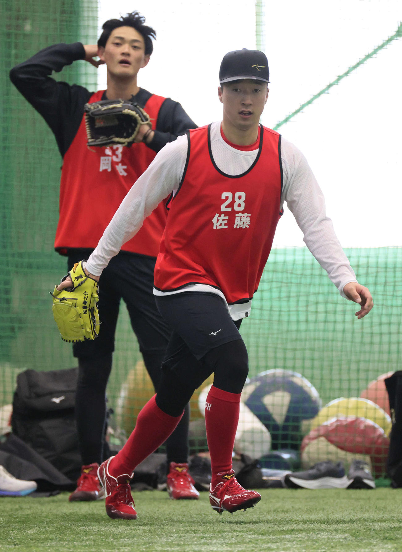 新人合同自主トレ　ノックを受ける広島ドラフト2位の佐藤柳（撮影・加藤孝規）