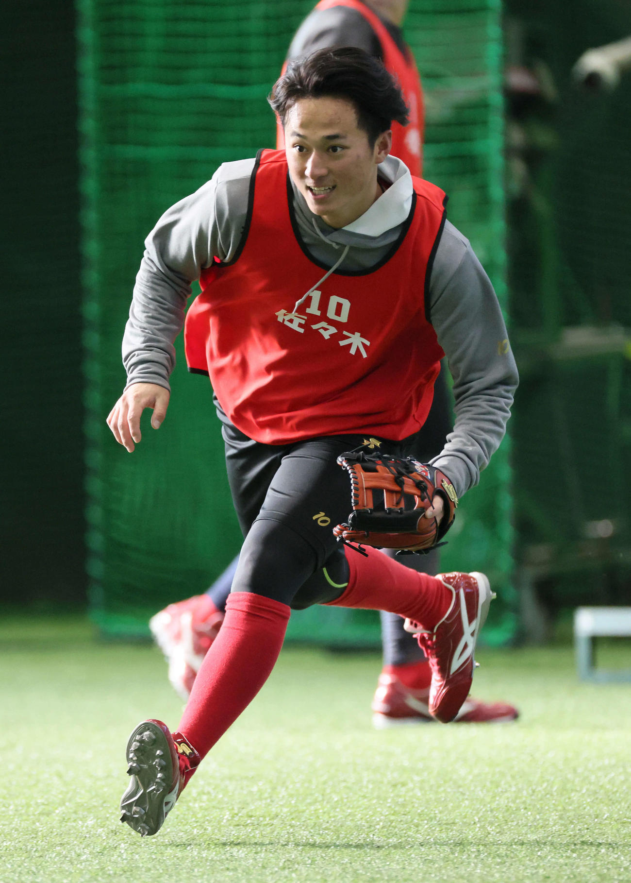 新人合同自主トレ　ノックを受ける広島ドラフト1位の佐々木（撮影・加藤孝規）