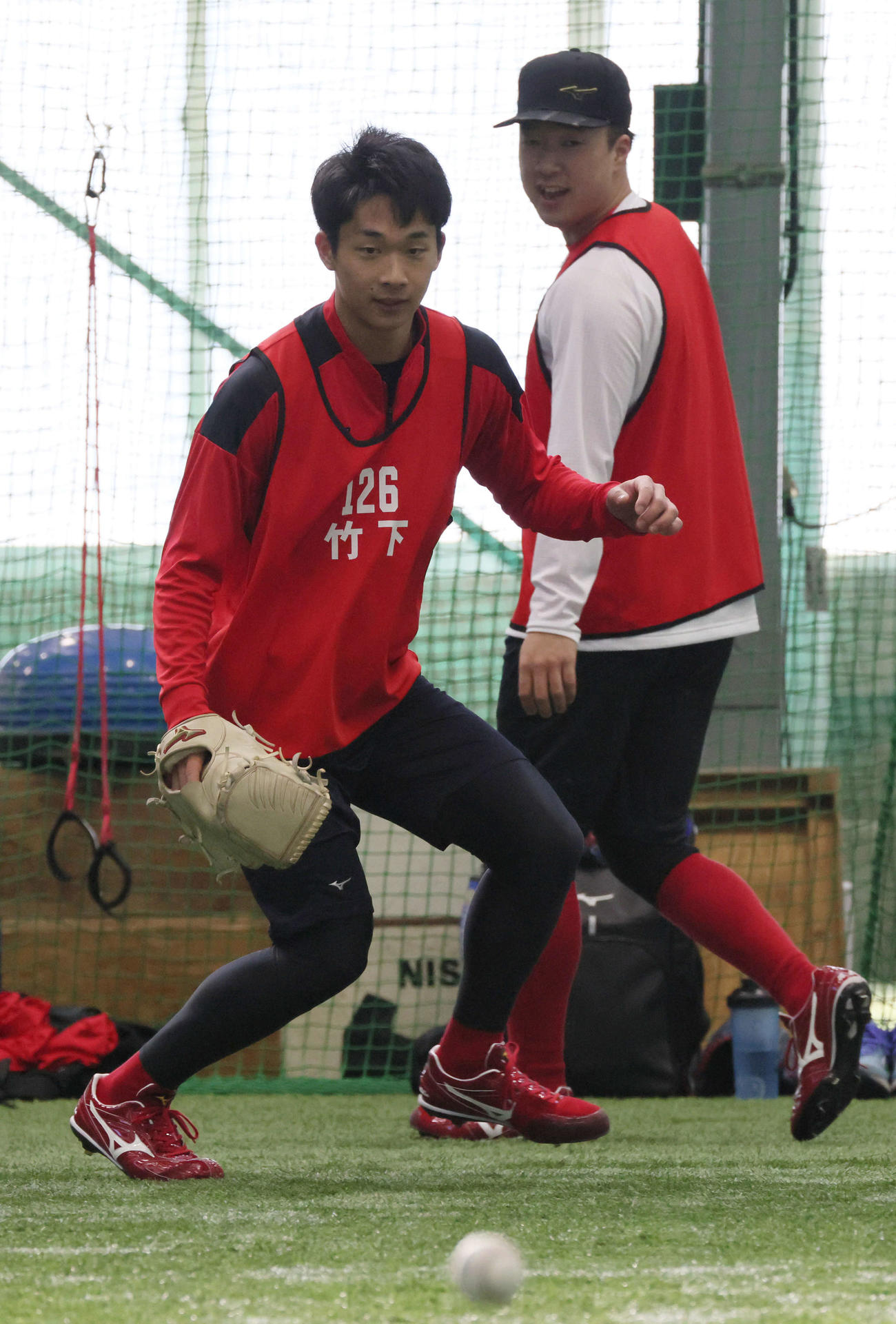 新人合同自主トレ　ノックを受ける広島育成2位の竹下。右はドラフト2位の佐藤柳（撮影・加藤孝規）
