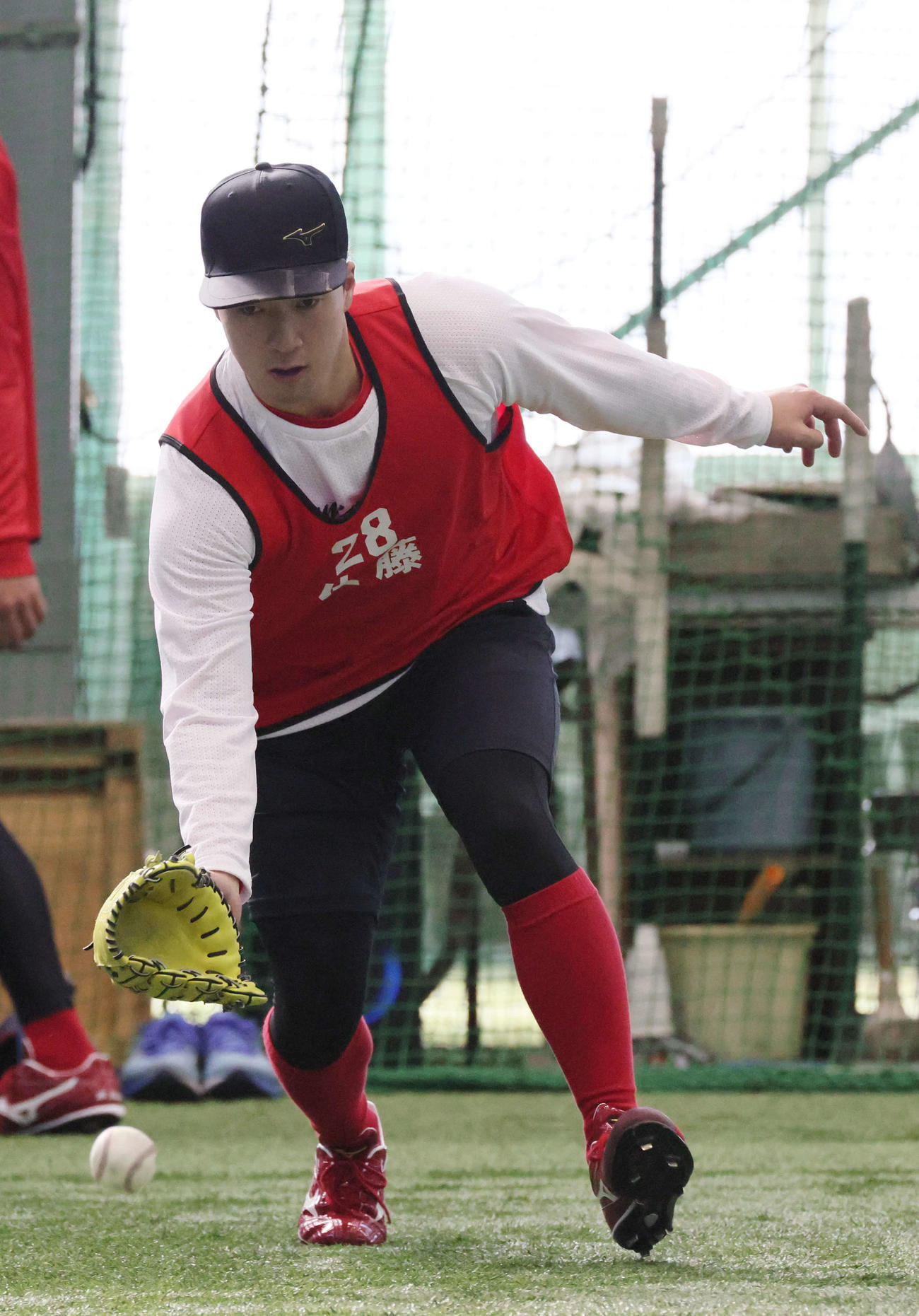 新人合同自主トレ　ノックを受ける広島ドラフト2位の佐藤柳（撮影・加藤孝規）