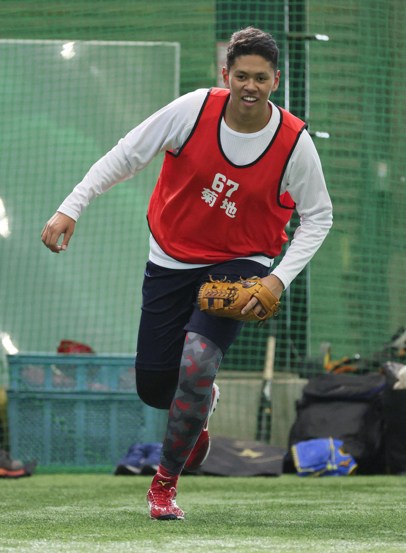 新人合同自主トレ　ノックを受ける広島ドラフト5位の菊地（撮影・加藤孝規）