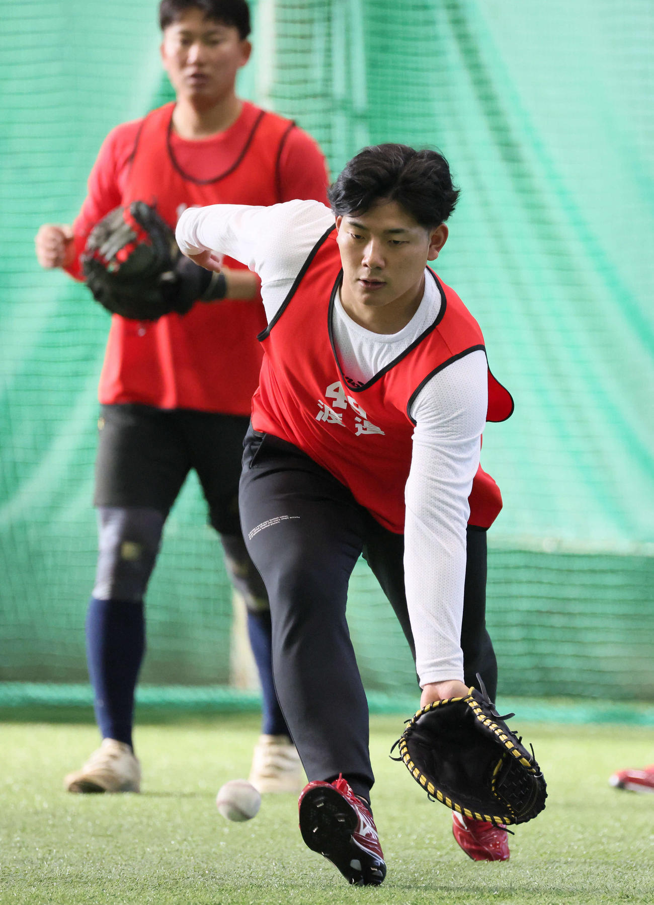 新人合同自主トレ　ノックを受ける広島ドラフト4位の渡辺（撮影・加藤孝規）