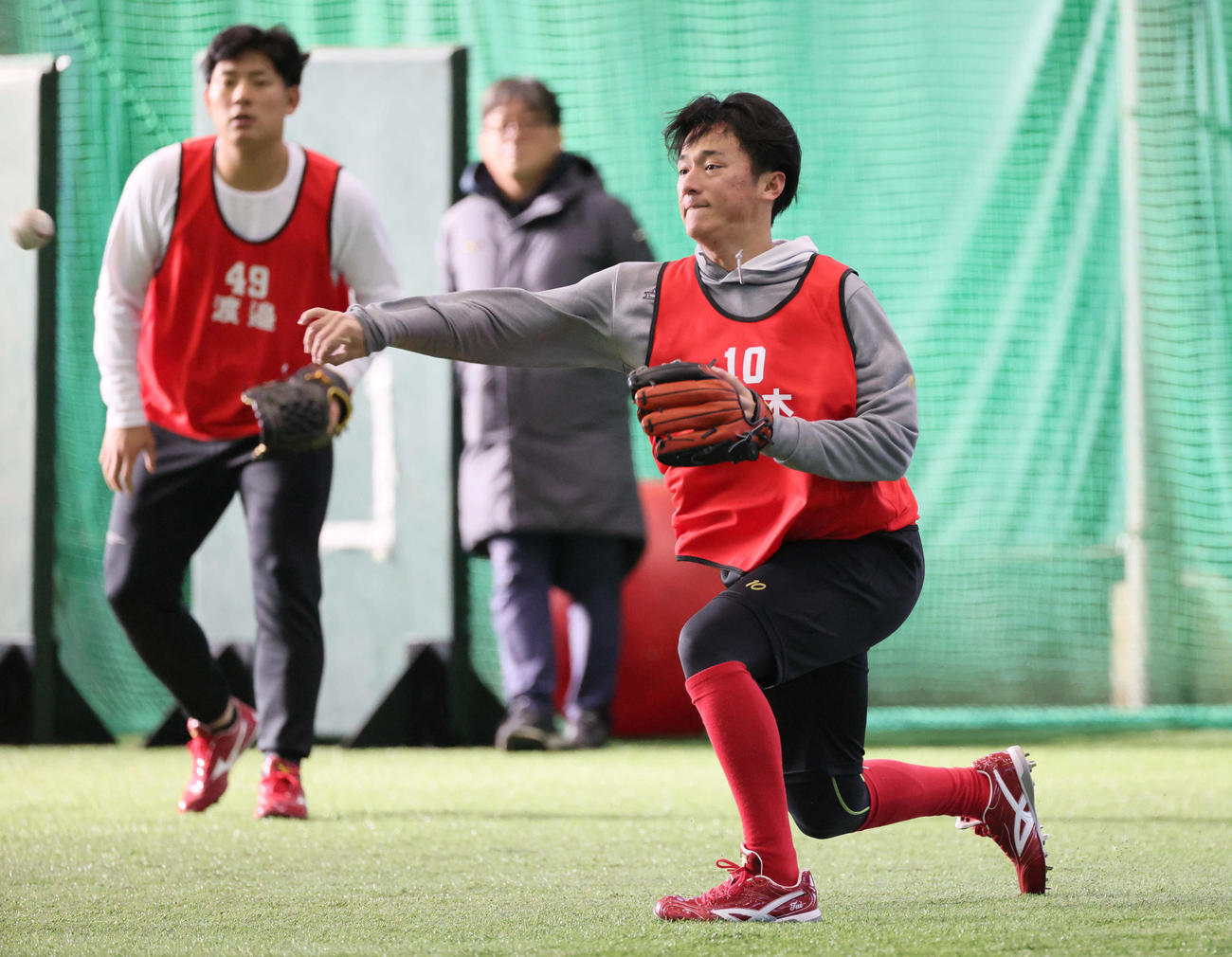 新人合同自主トレ　ノックを受ける広島ドラフト1位の佐々木（撮影・加藤孝規）