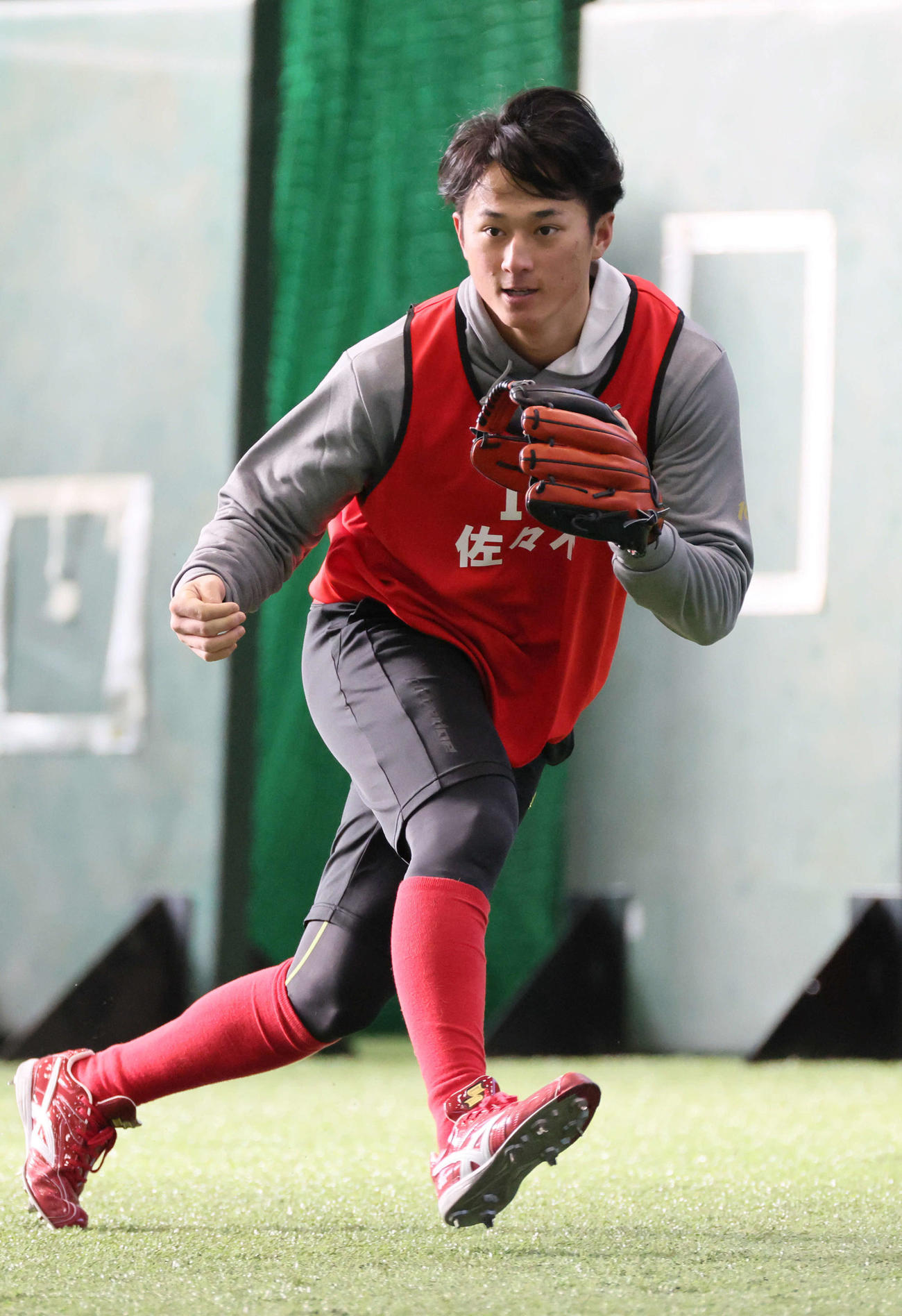新人合同自主トレ　ノックを受ける広島ドラフト1位の佐々木（撮影・加藤孝規）