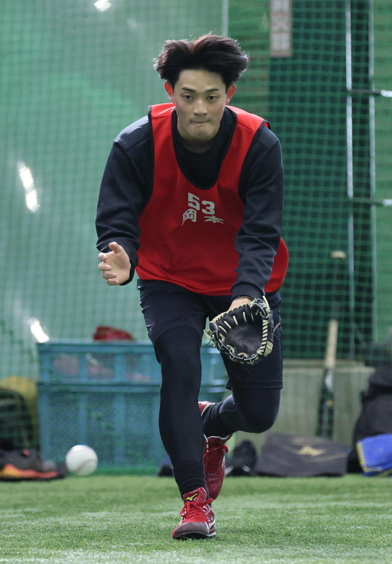 新人合同自主トレ　ノックを受ける広島ドラフト3位の岡本（撮影・加藤孝規）
