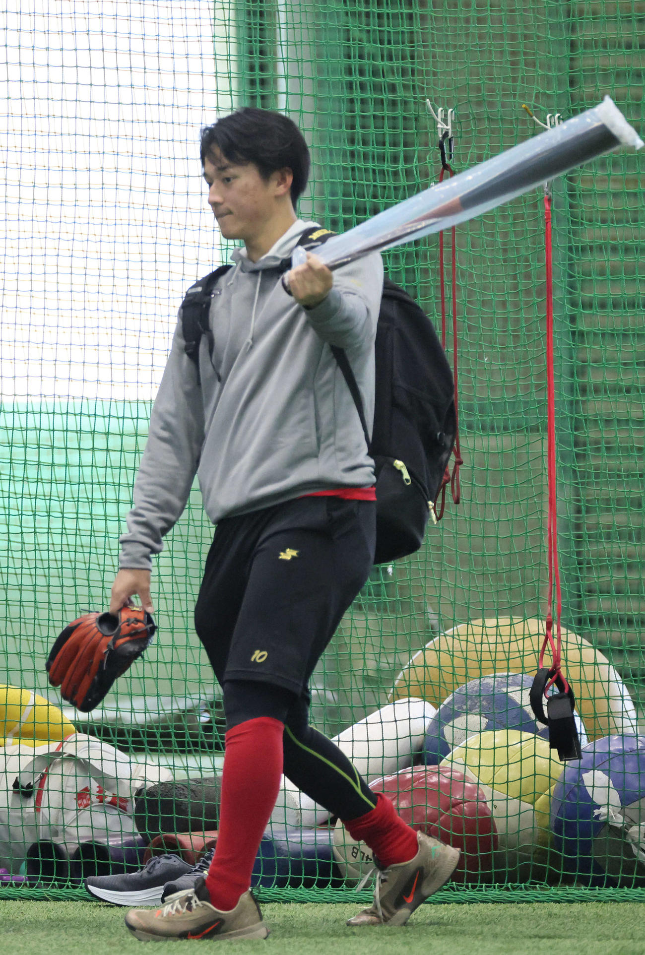 新人合同自主トレ　ビニール袋に入ったままのバットを素振りする広島ドラフト1位の佐々木（撮影・加藤孝規）
