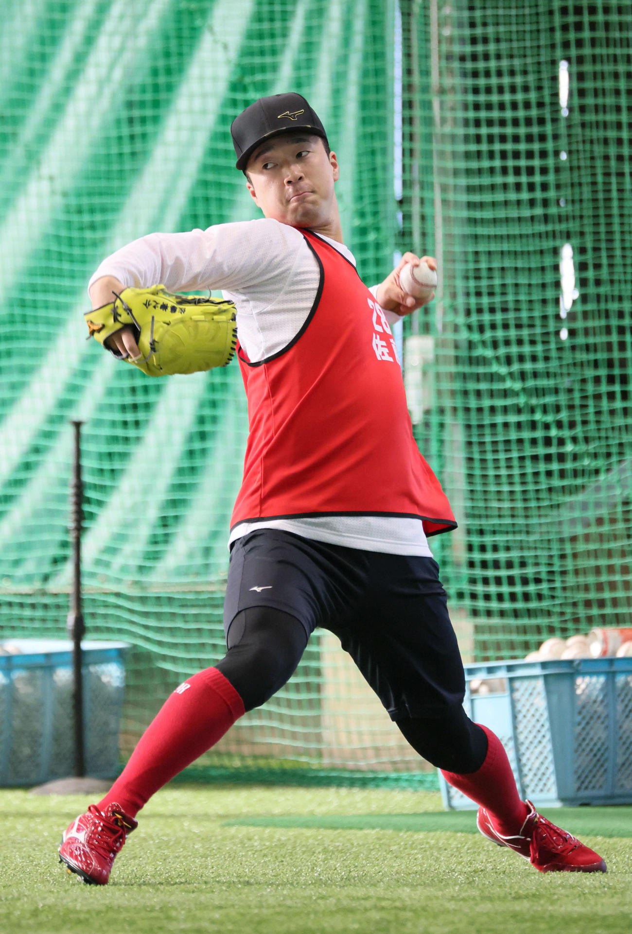 新人合同自主トレでキャッチボールをする広島ドラフト2位の佐藤柳（撮影・加藤孝規）